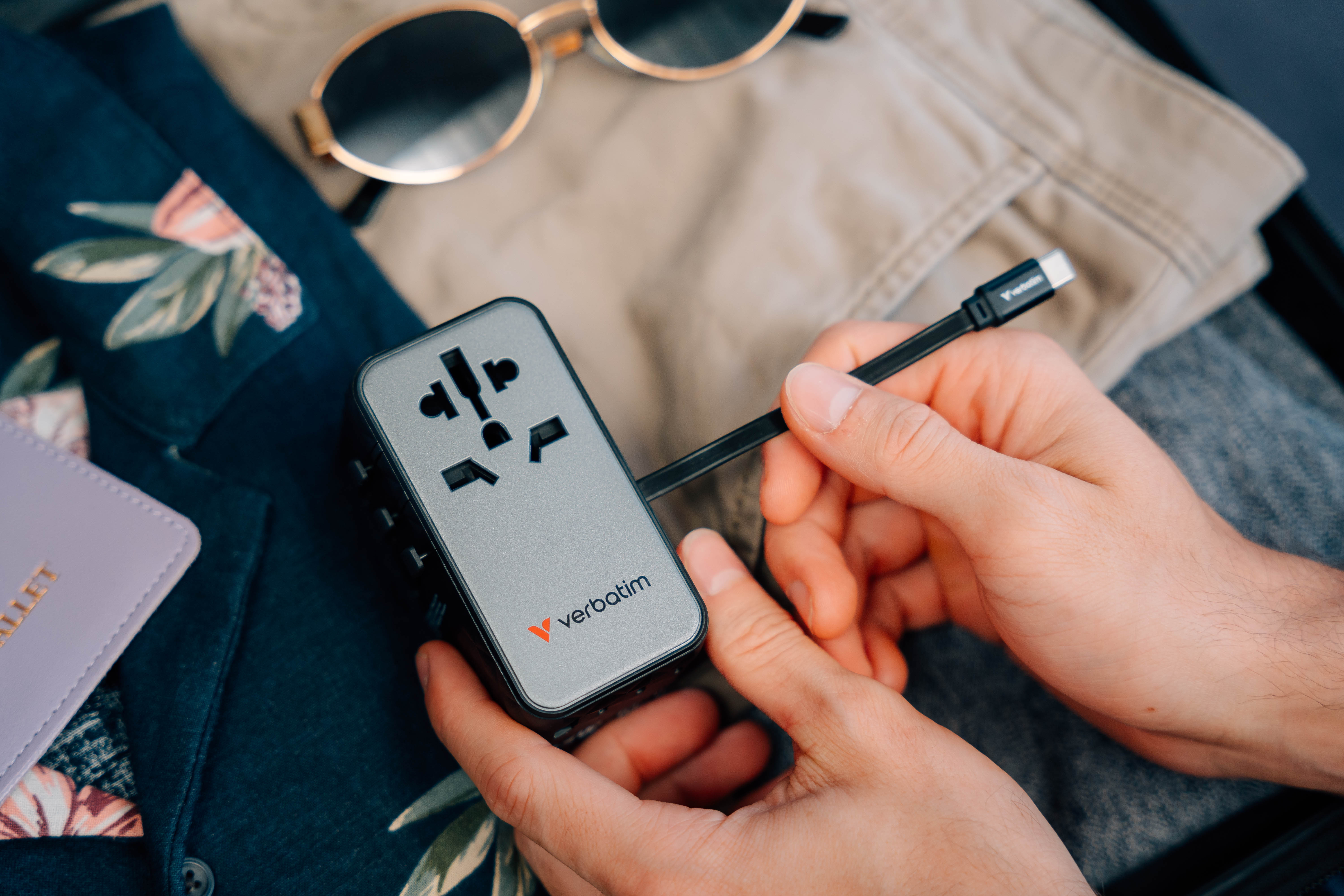 Verbatim Charge 'n' Travel - Netzteil - GaN III, Universal - 85 Watt - 10 A - 4 Ausgänge (24 pin USB-C, USB), Ansicht 2