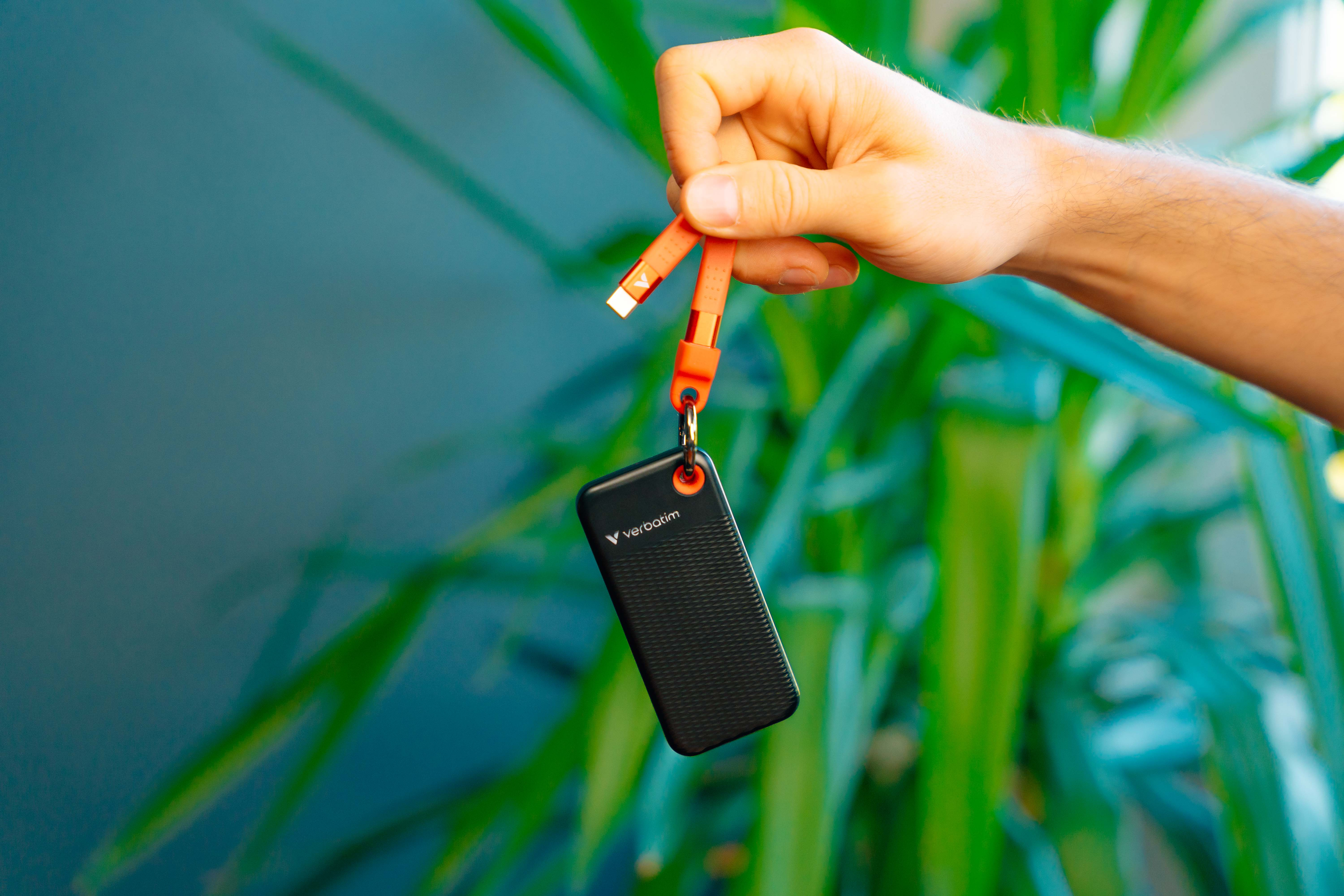 Verbatim Pocket - SSD - 1 TB - Schlüsselanhänger mit Kabelbefestigung - extern (tragbar) - schwarz, orange, Ansicht 3