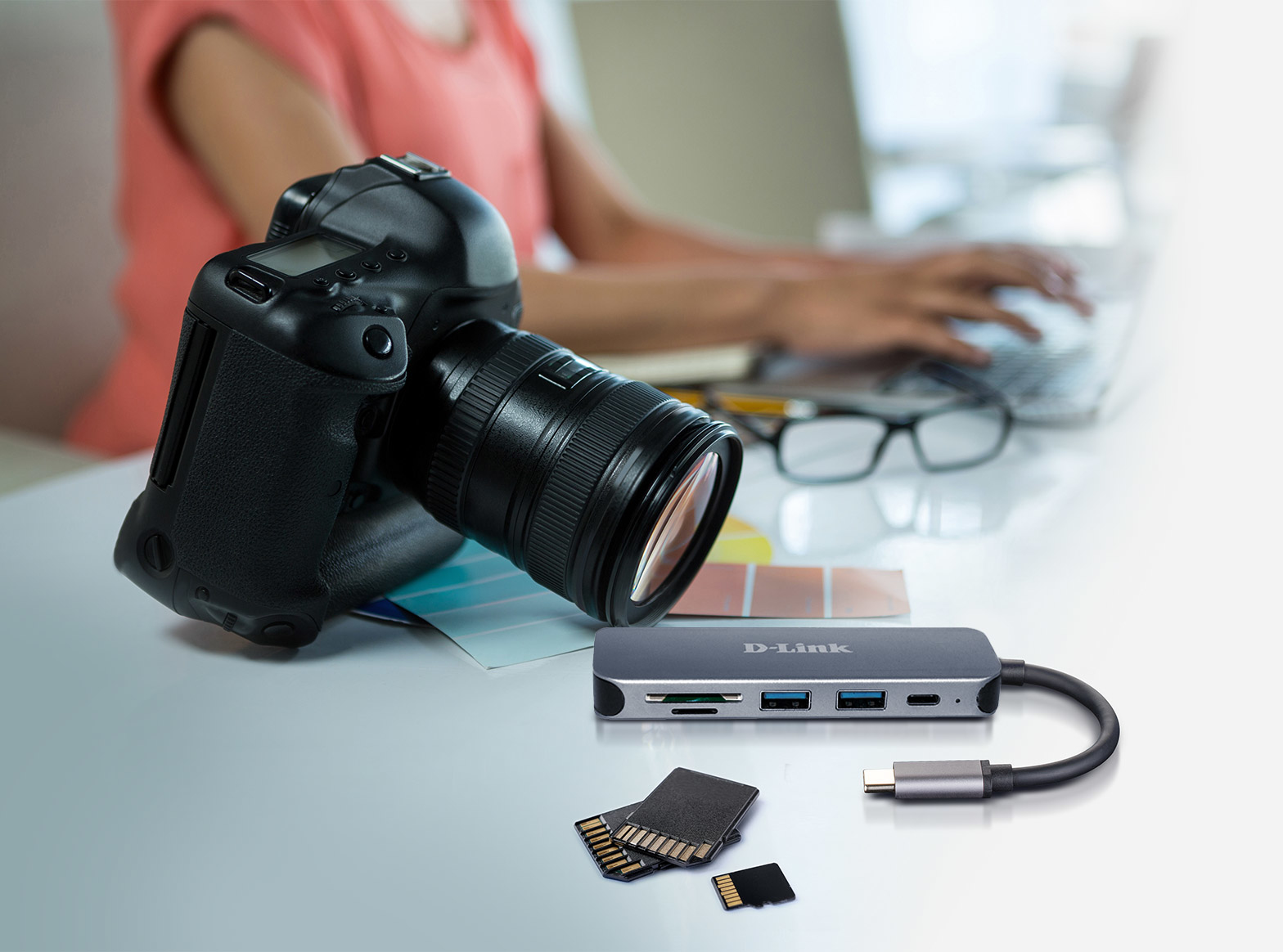 D-Link DUB-2325 - Hub - mit Kartenlesegerät - 2 x SuperSpeed USB 3.0 + 1 x USB-C, Ansicht 2