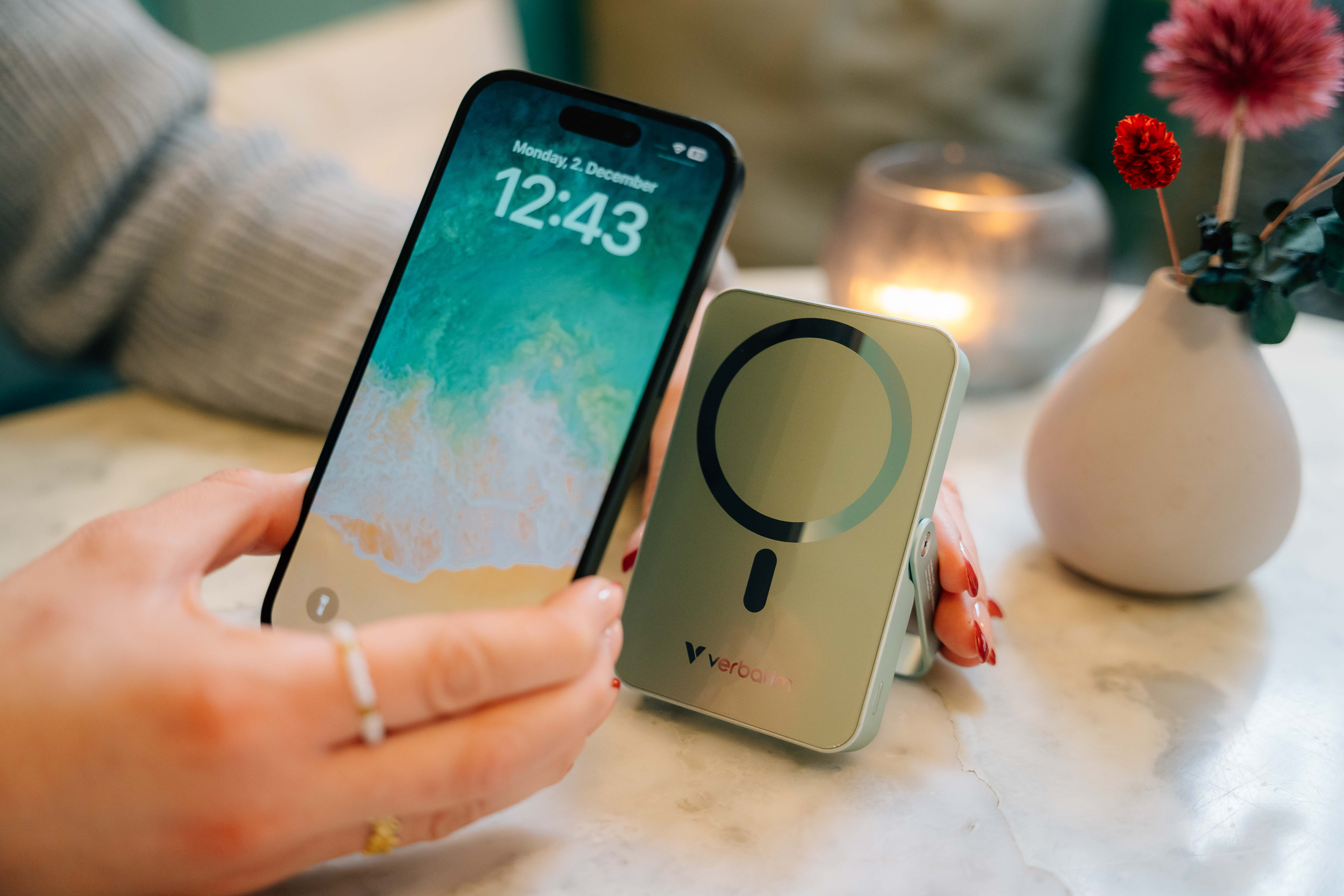 Verbatim Charge 'n' Go - Induktive Power Bank - magnetisch, mit Ständer - Li-Pol - 10000 mAh - 20 Watt - 3 A - Grün, Ansicht 2