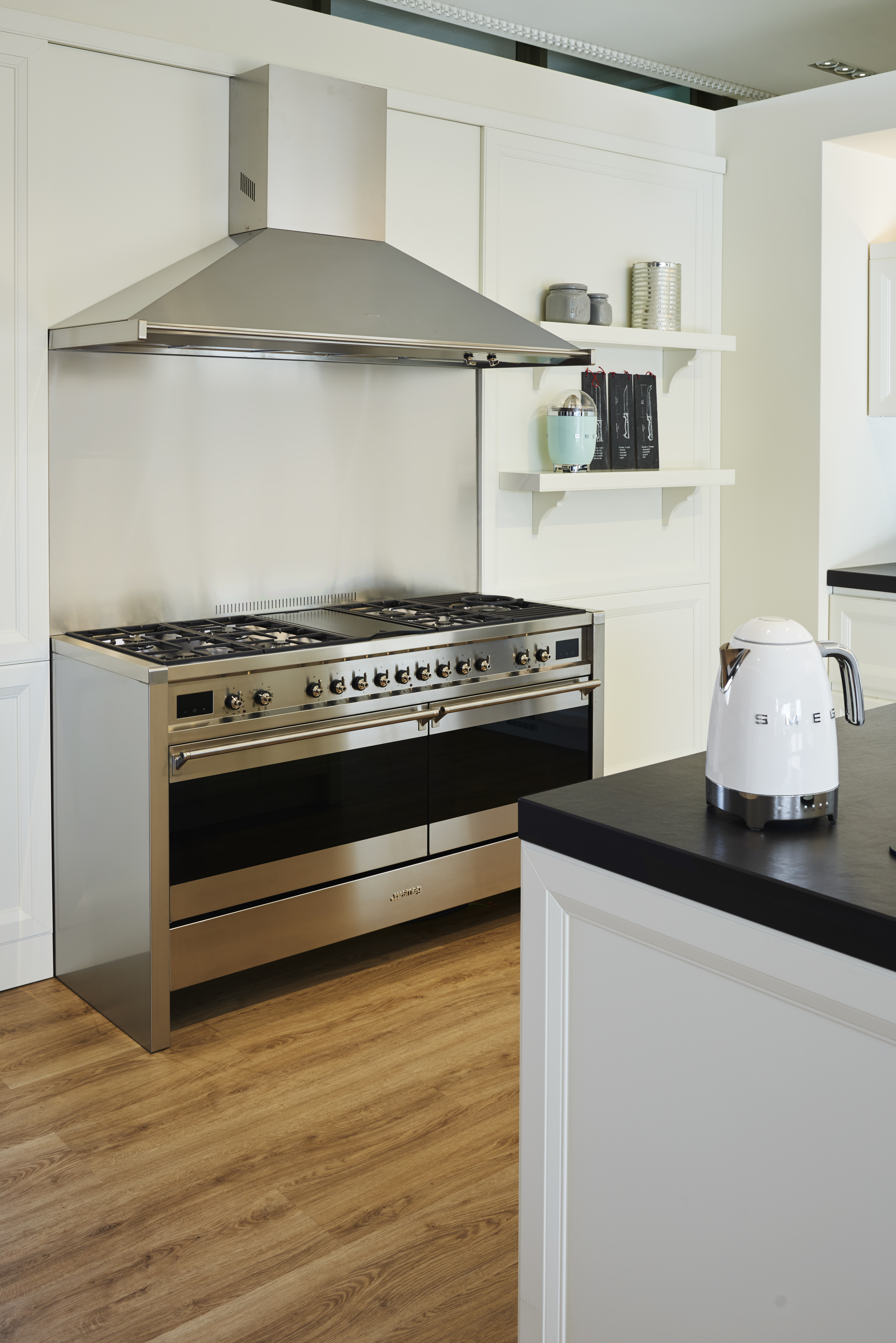 SMEG KLF04WHEU - 1,7 l - 2400 W - Weiß - Kunststoff - Edelstahl - Regelbare Temperatur - Wasserstandsanzeige, Ansicht 2