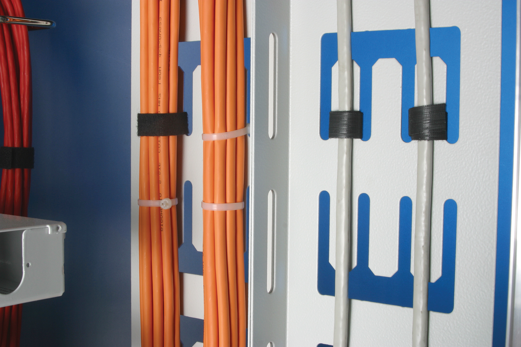Vertiv Rack-Kabelführungsleiste - Dunkelgrau, Ansicht 2