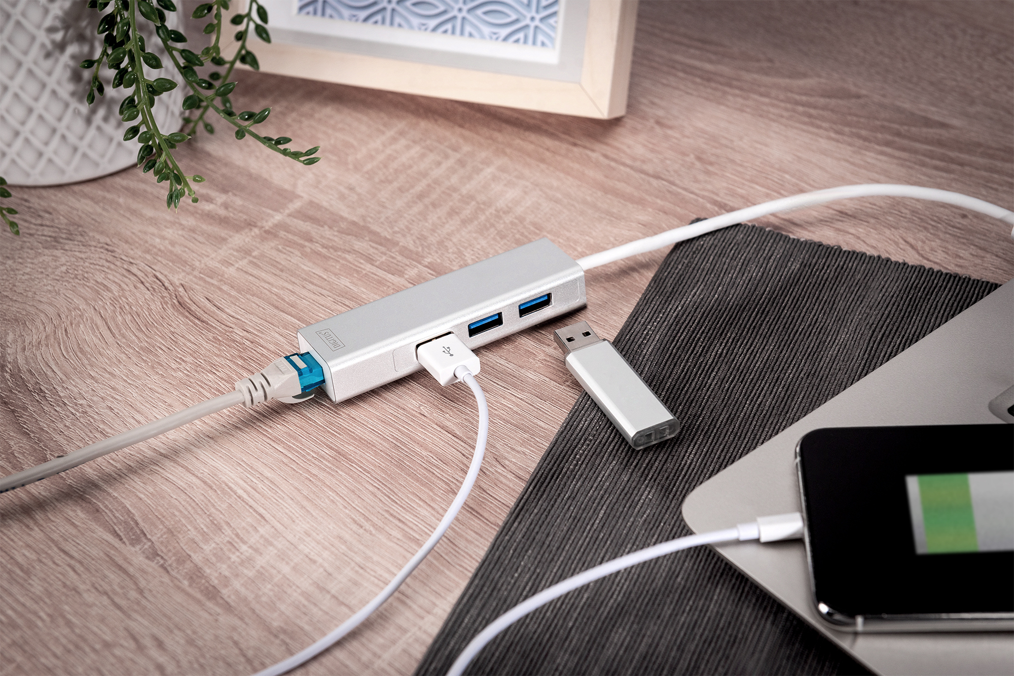 DIGITUS USB 3.0 3-Port Hub & Gigabit LAN-Adapter, Ansicht 4