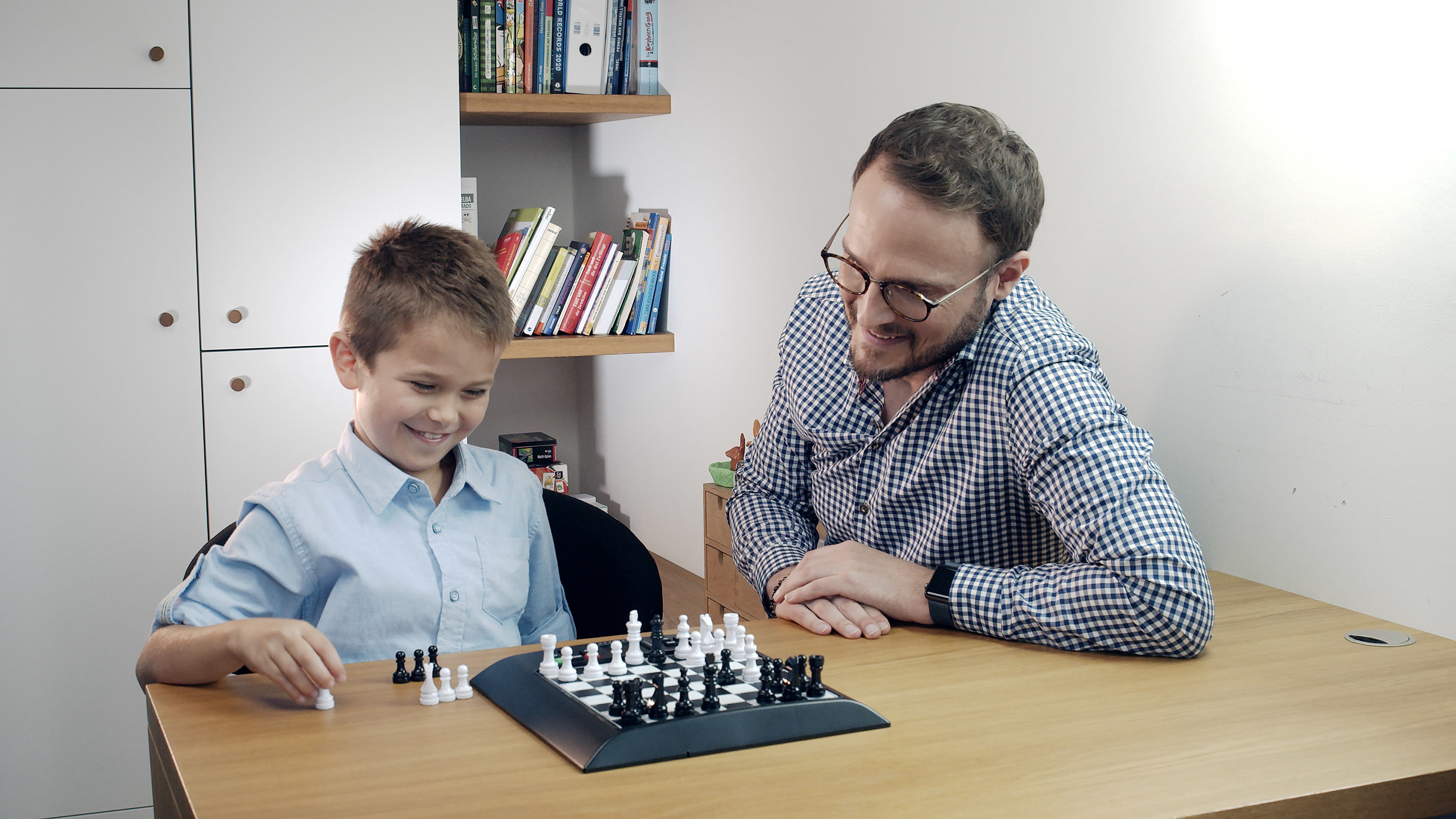 Millennium ChessGenius - Einteiliges Brett - Schwarz - Weiß, Ansicht 2