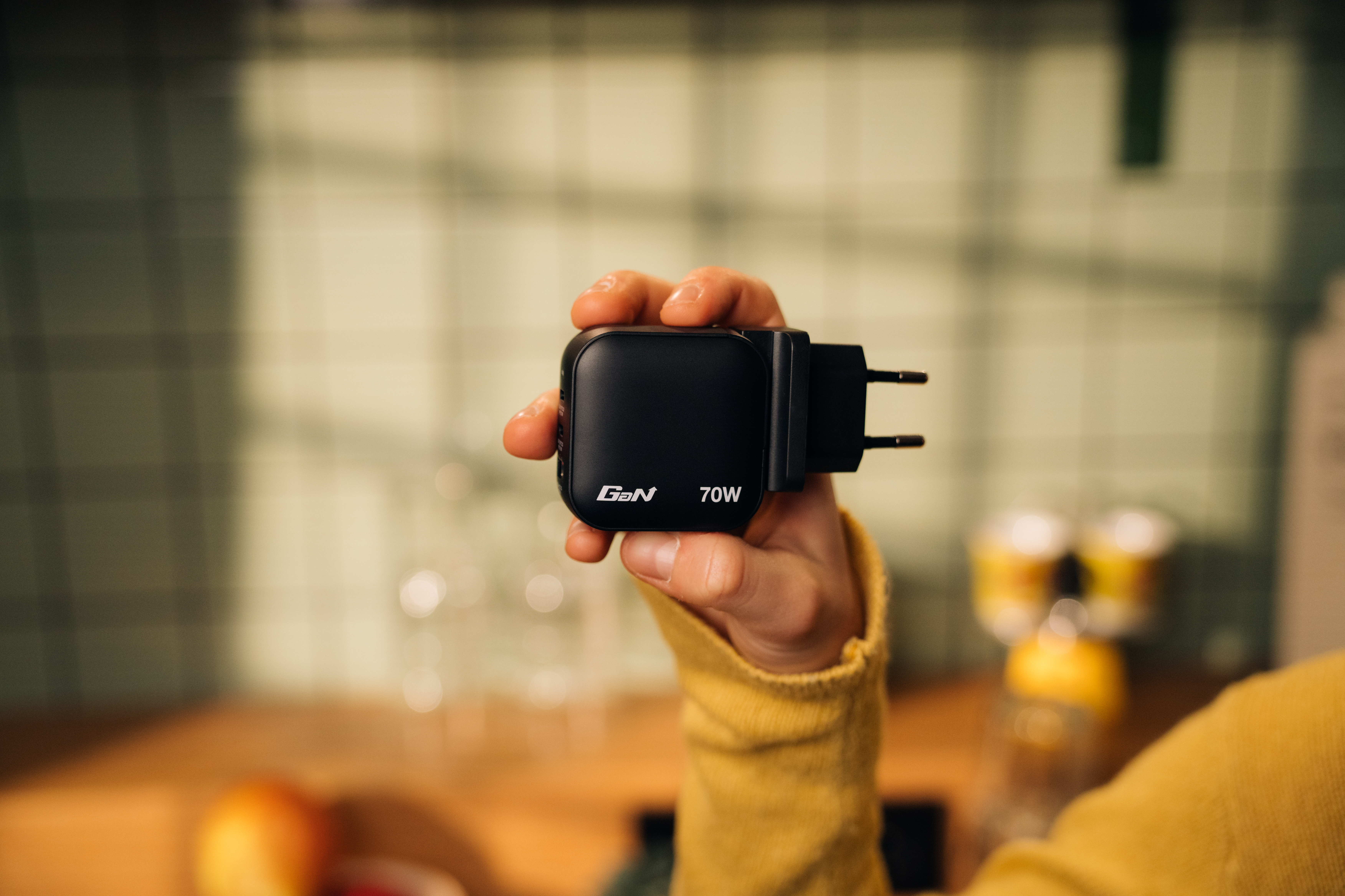 Verbatim Netzteil - GaN - 70 Watt - 5 A - PD 3.0, PD/PPS, QC 4.0 - 3 Ausgabeanschlussstellen (2 x USB-C, USB), Ansicht 2