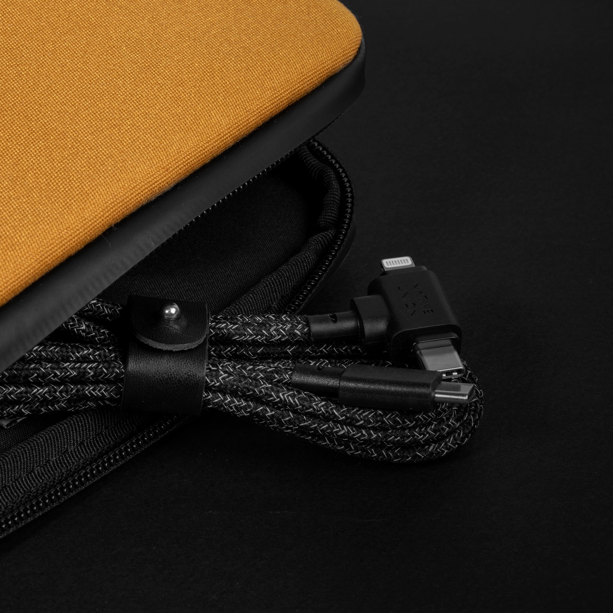Native Union Belt Cable Duo - 1,5 m - USB C - USB C/Lightning - Schwarz, Ansicht 3