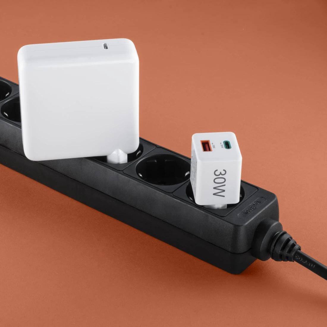 Hama Netzteil - 30 Watt - 3 A - PD, QC 2.0, QC 3.0 - 2 Ausgabeanschlussstellen (USB Typ A, 24 pin USB-C), Ansicht 3