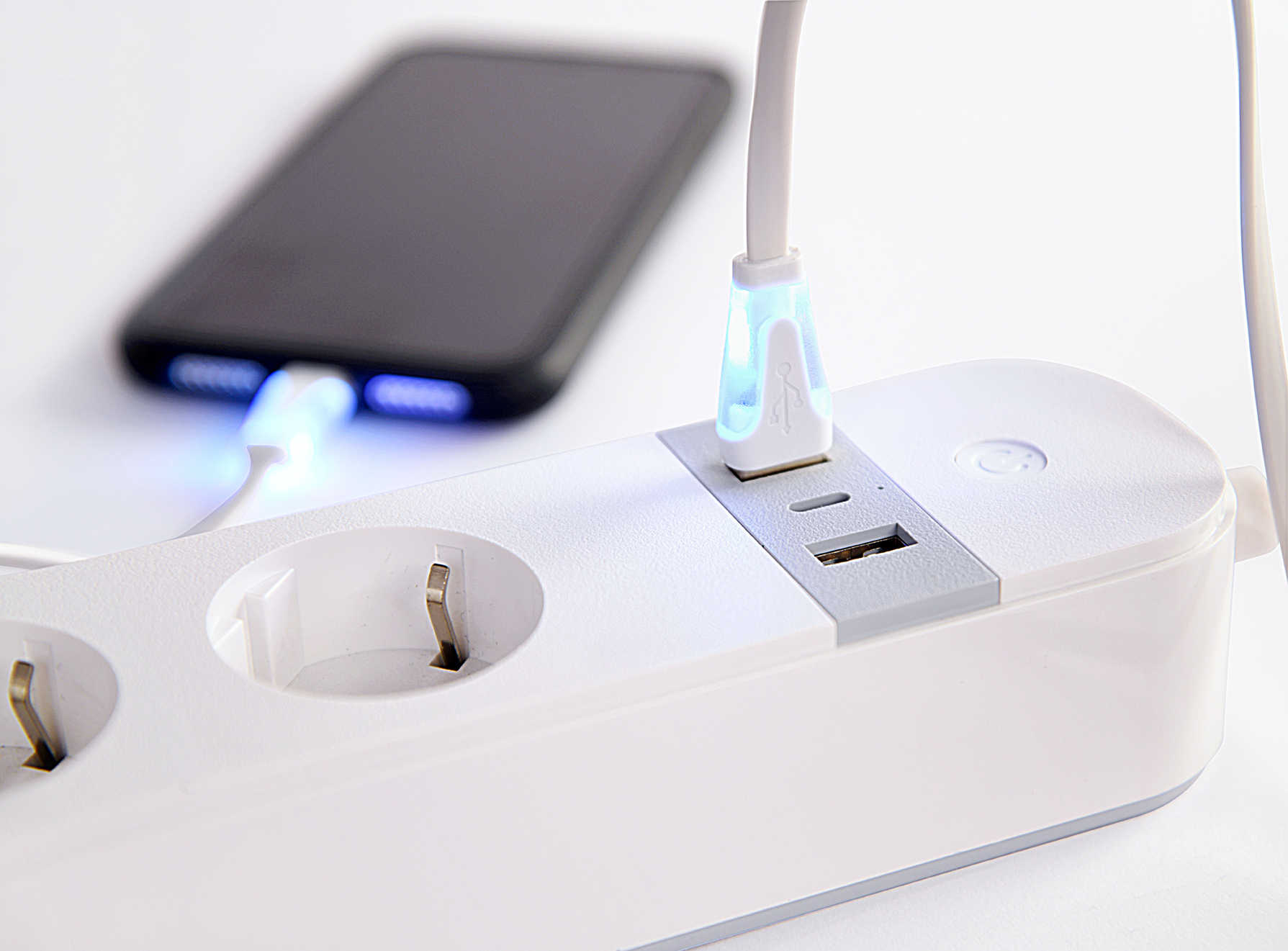 Gembird TSL-PS-S4U-01-W - Smart Power-Steckdosenleiste - 3680 Watt - Wi-Fi - Eingang Typ F - Typ F, 2 x USB,24 pin USB-C, Ansicht 4