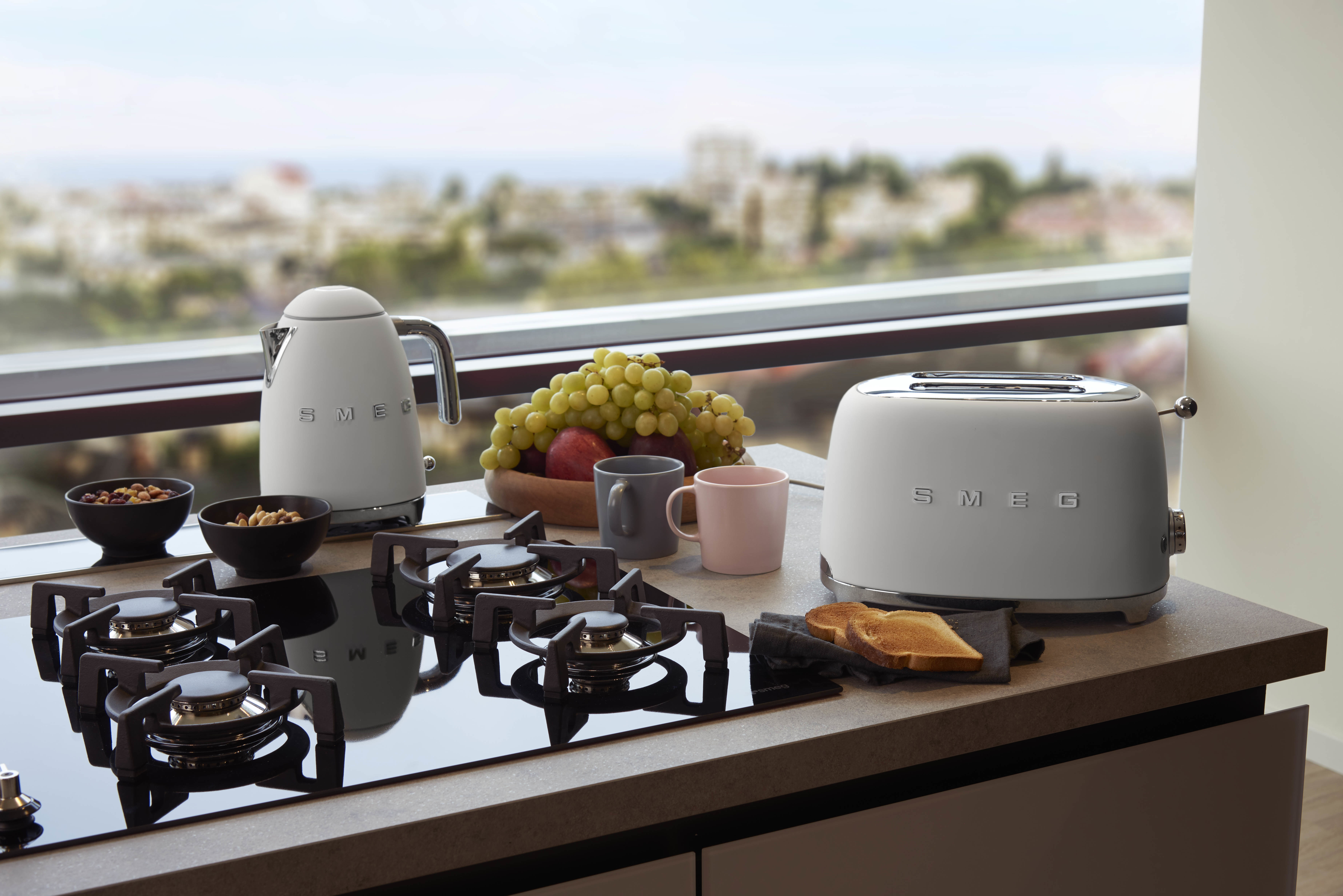 SMEG KLF03WHMEU - 1,7 l - 2400 W - Weiß - Kunststoff - Edelstahl - Wasserstandsanzeige - Überhitzungsschutz, Ansicht 2