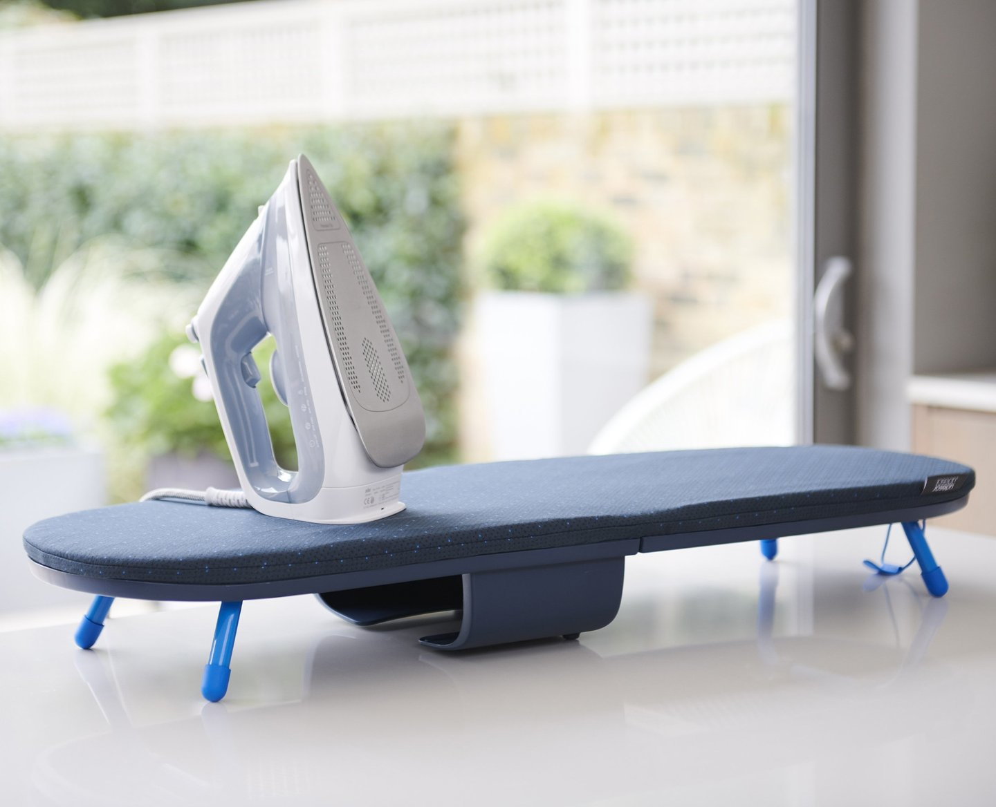 Joseph Joseph Pocket Plus Klappbares Tisch-Buegelbrett blau, Ansicht 4