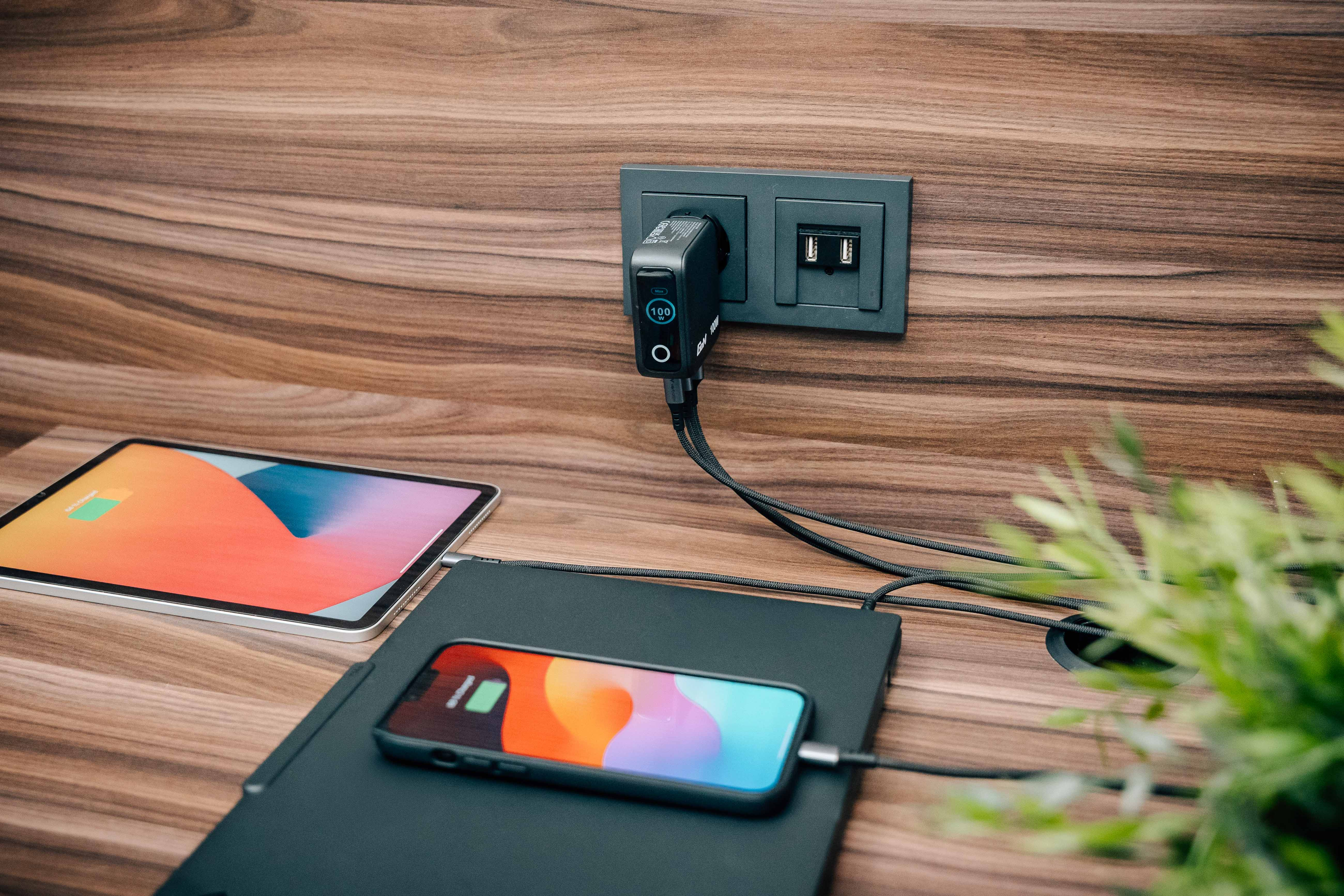 Verbatim Mini GaN Charger 3 Port 100W w Display EU/UK/US - Ladegerät, Ansicht 2