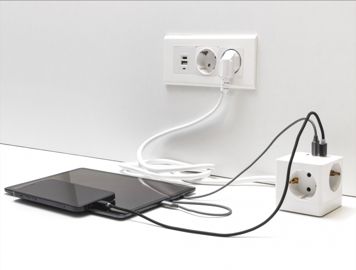 Delock Netzteil - 17 Watt - 3.4 A - 6 Ausgabeanschlussstellen (2 x USB, USB-C, 3 x Stecker CEE 7/3), Ansicht 4