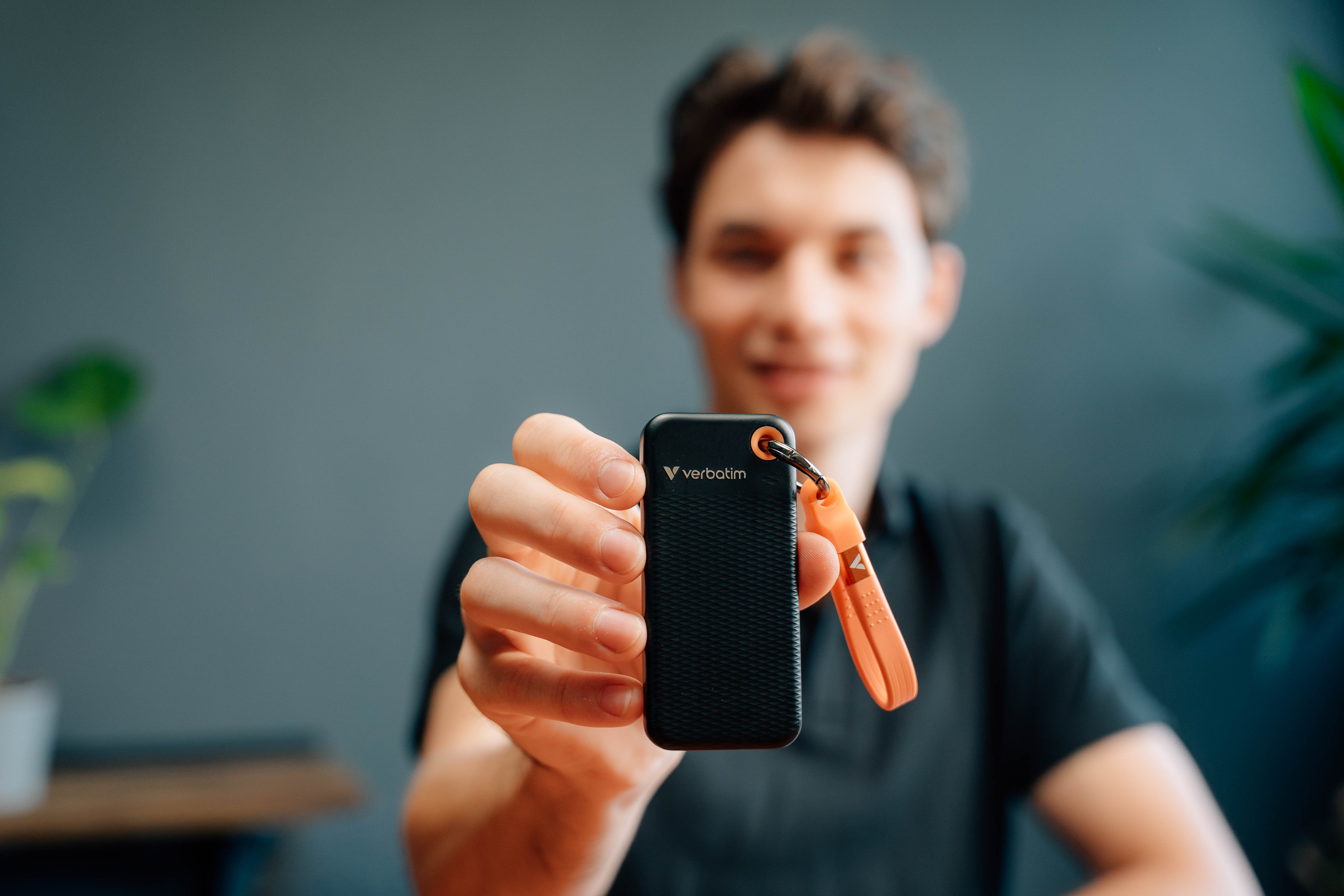 Verbatim Pocket - SSD - 1 TB - Schlüsselanhänger mit Kabelbefestigung - extern (tragbar) - schwarz, orange, Ansicht 4
