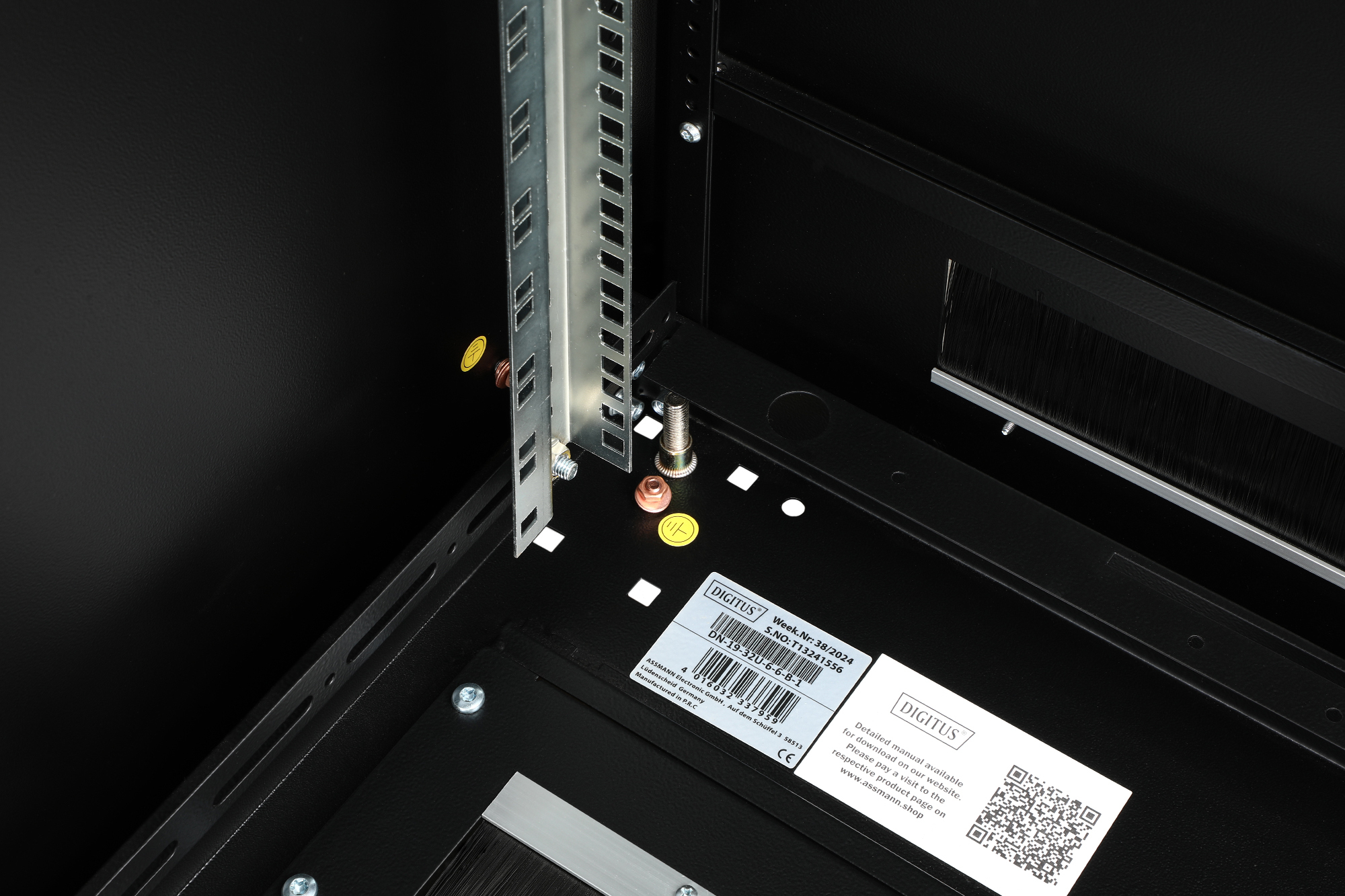 DIGITUS Netzwerkschrank Unique Serie - 600x600 mm (BxT), Ansicht 2