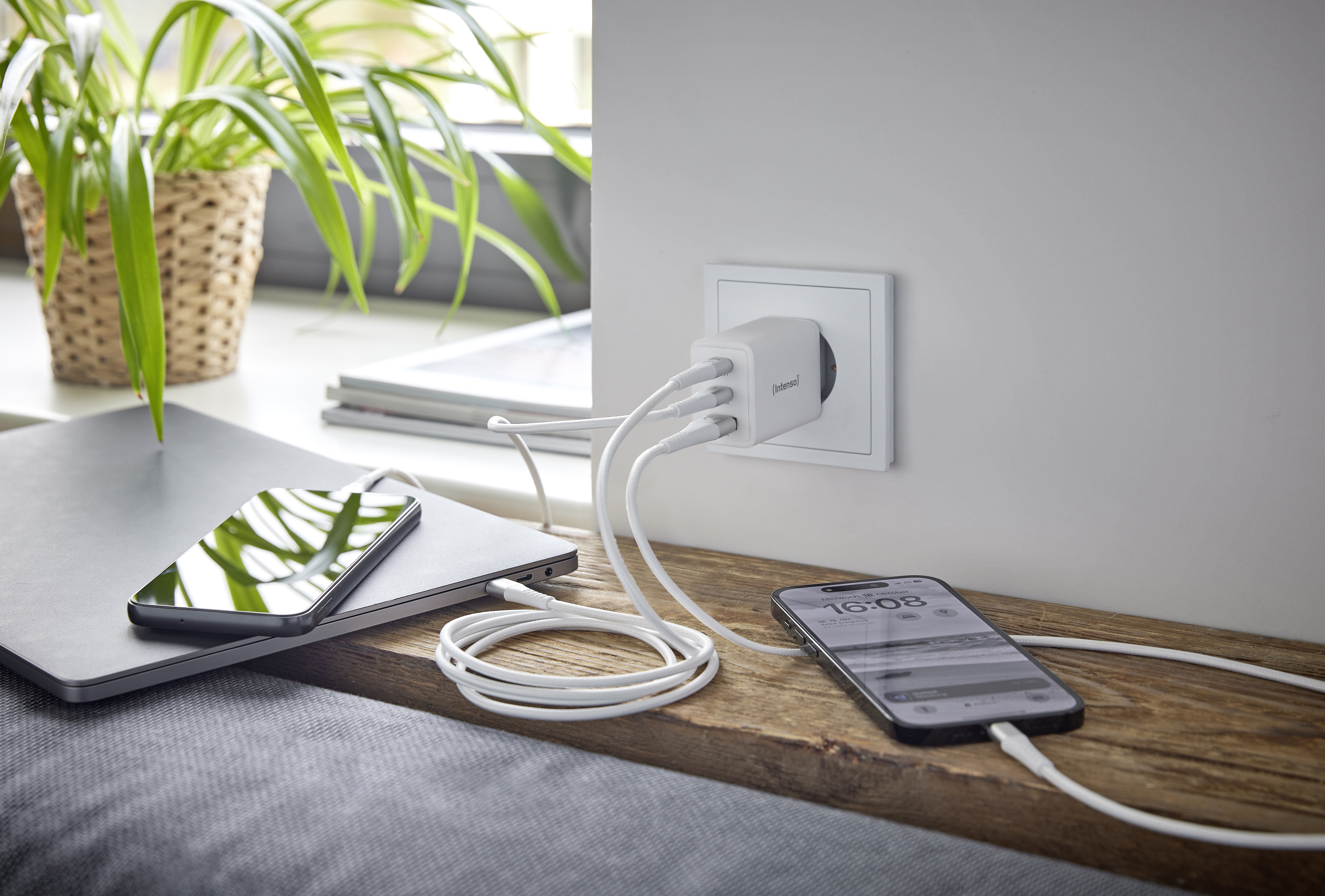 Intenso W65ACC - Netzteil - GaN - 65 Watt - PD 3.0, PD/PPS, QC 4.0 - 3 Ausgabeanschlussstellen (2 x USB-C, USB Typ A), Ansicht 2