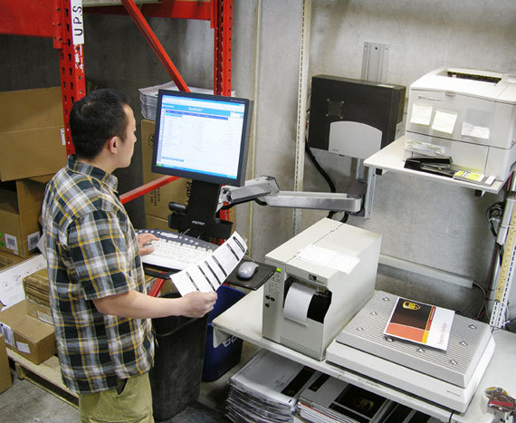 Ergotron Befestigungskit (Handgelenkkissen, Schienenmontage Halterungsset, höhenverstellbare Halterung, Tastaturablage, Ansicht 3
