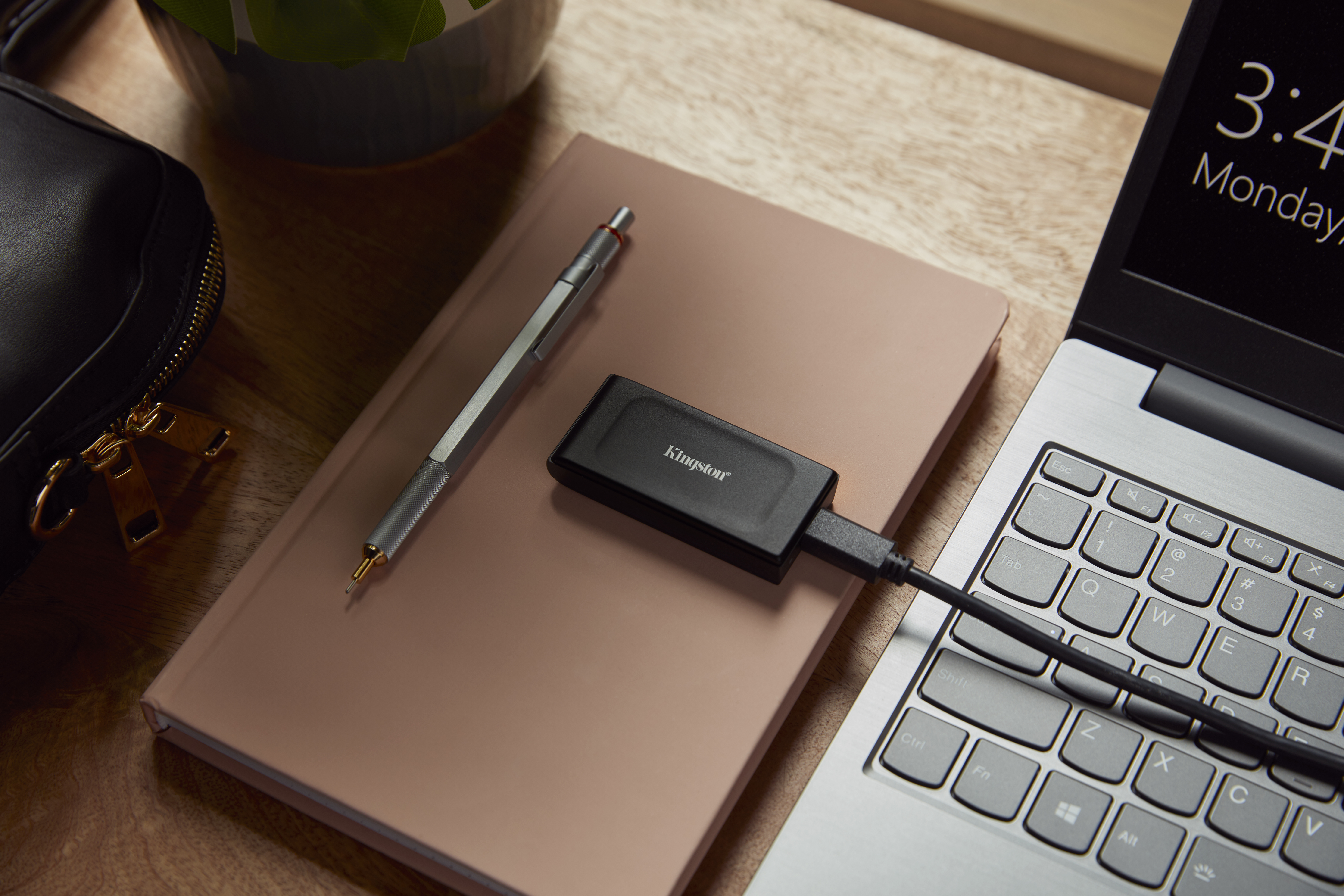 Kingston XS1000 - SSD - 1 TB - extern (tragbar) - USB 3.2 Gen 2 (USB-C Steckverbinder), Ansicht 2