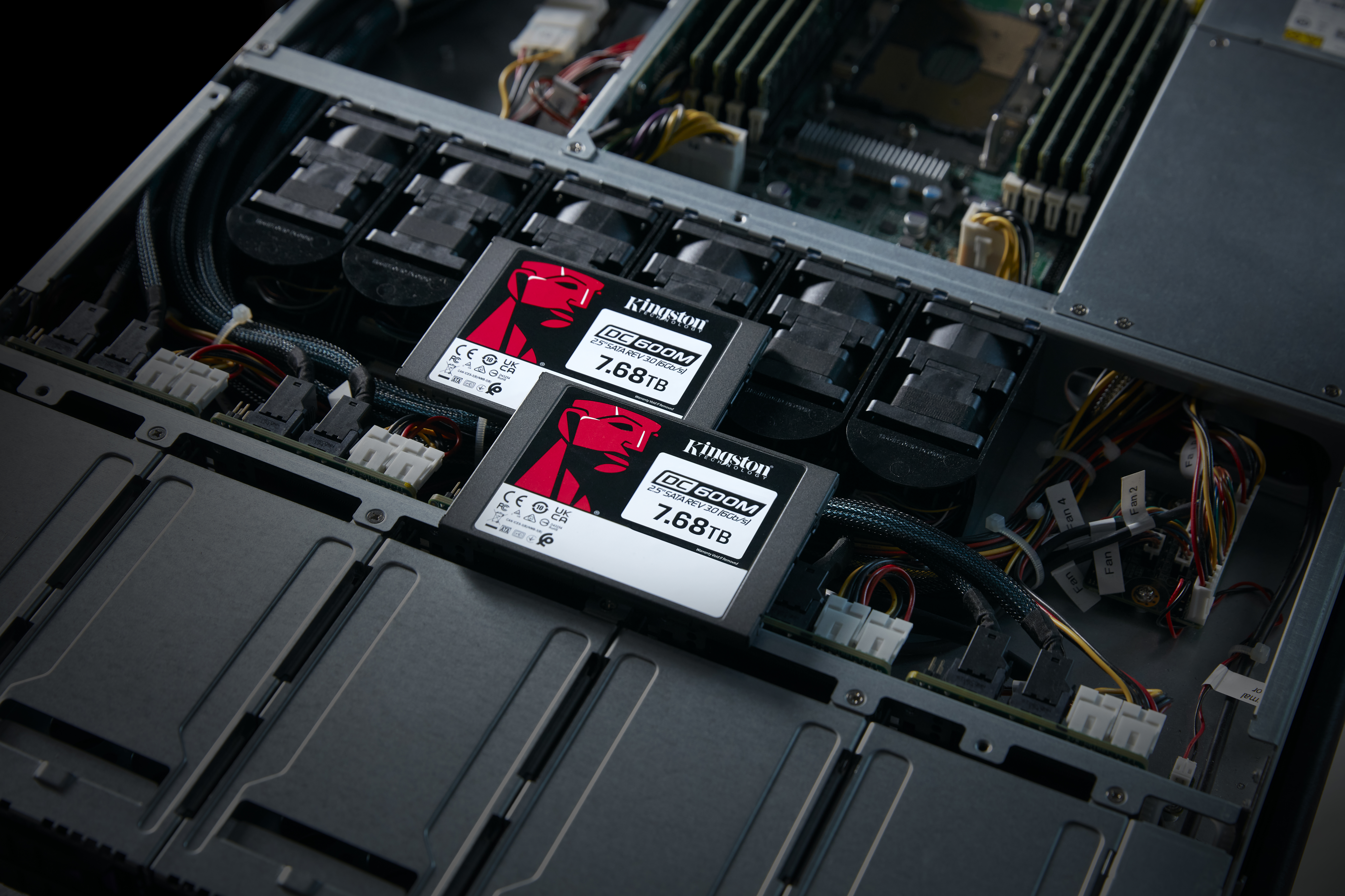 Kingston DC600M - SSD - Mixed Use - verschlüsselt - 7.68 TB - intern - 2.5 (6.4 cm), Ansicht 2