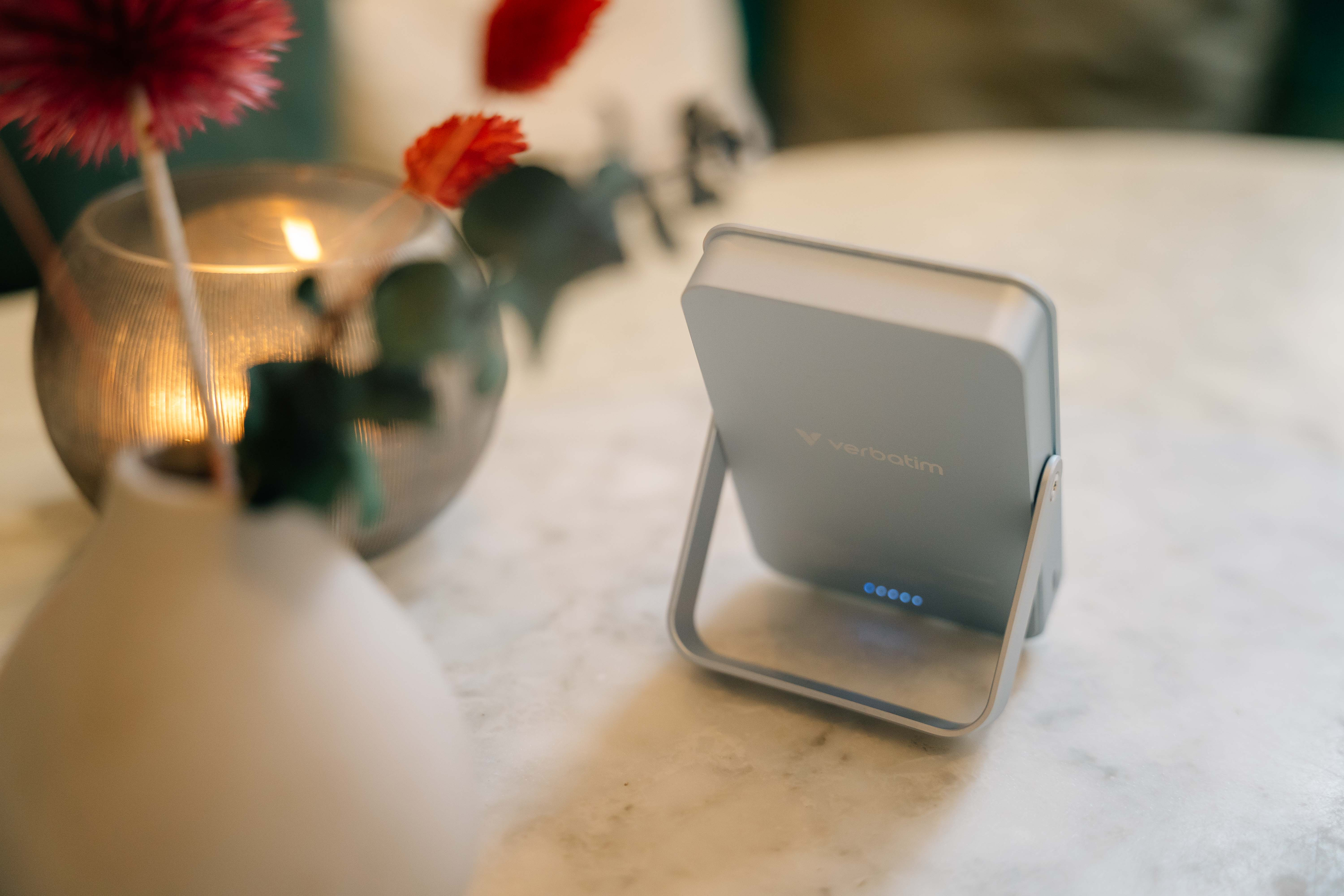 Verbatim Charge 'n' Go - Induktive Power Bank - magnetisch, mit Ständer - Li-Pol - 10000 mAh - 20 Watt - 3 A - Grau, Ansicht 2