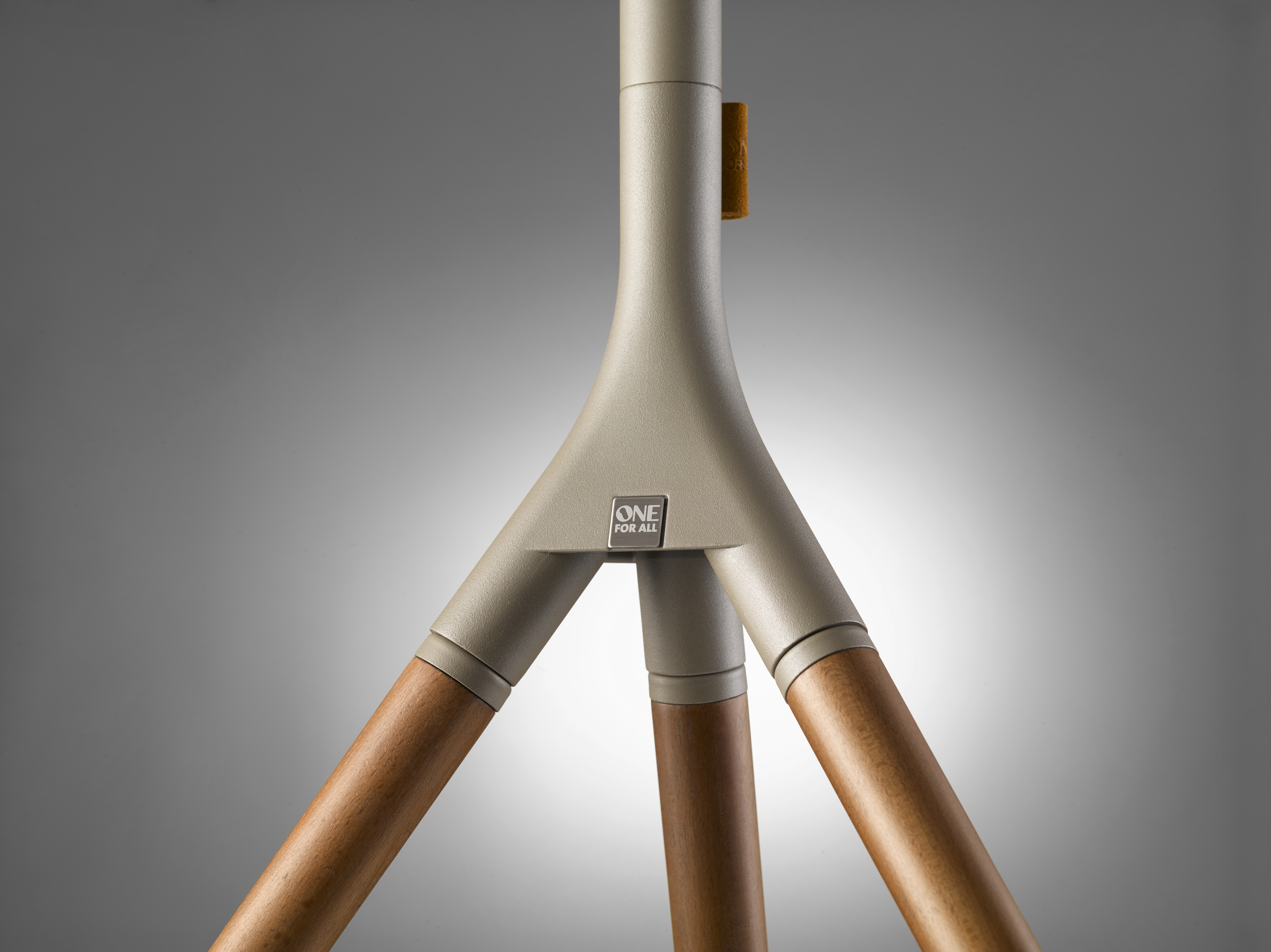 One for All WM 7471 - Aufstellung - Stativ - für Flachbildschirm - handgearbeitetes Holz - Nußbaum, gunmetal-grau, Ansicht 2