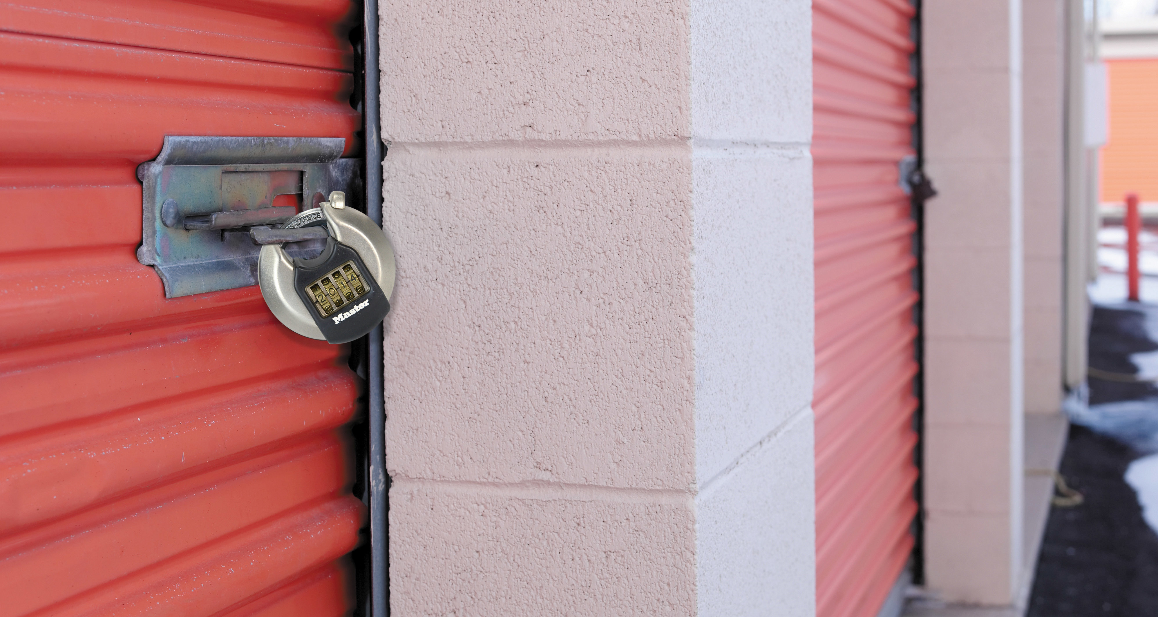 MasterLock 70 mm breites - verzinktes Excell Disc Schloss mit verdecktem Bügel; einstellbare Zahlenkombination, Ansicht 2
