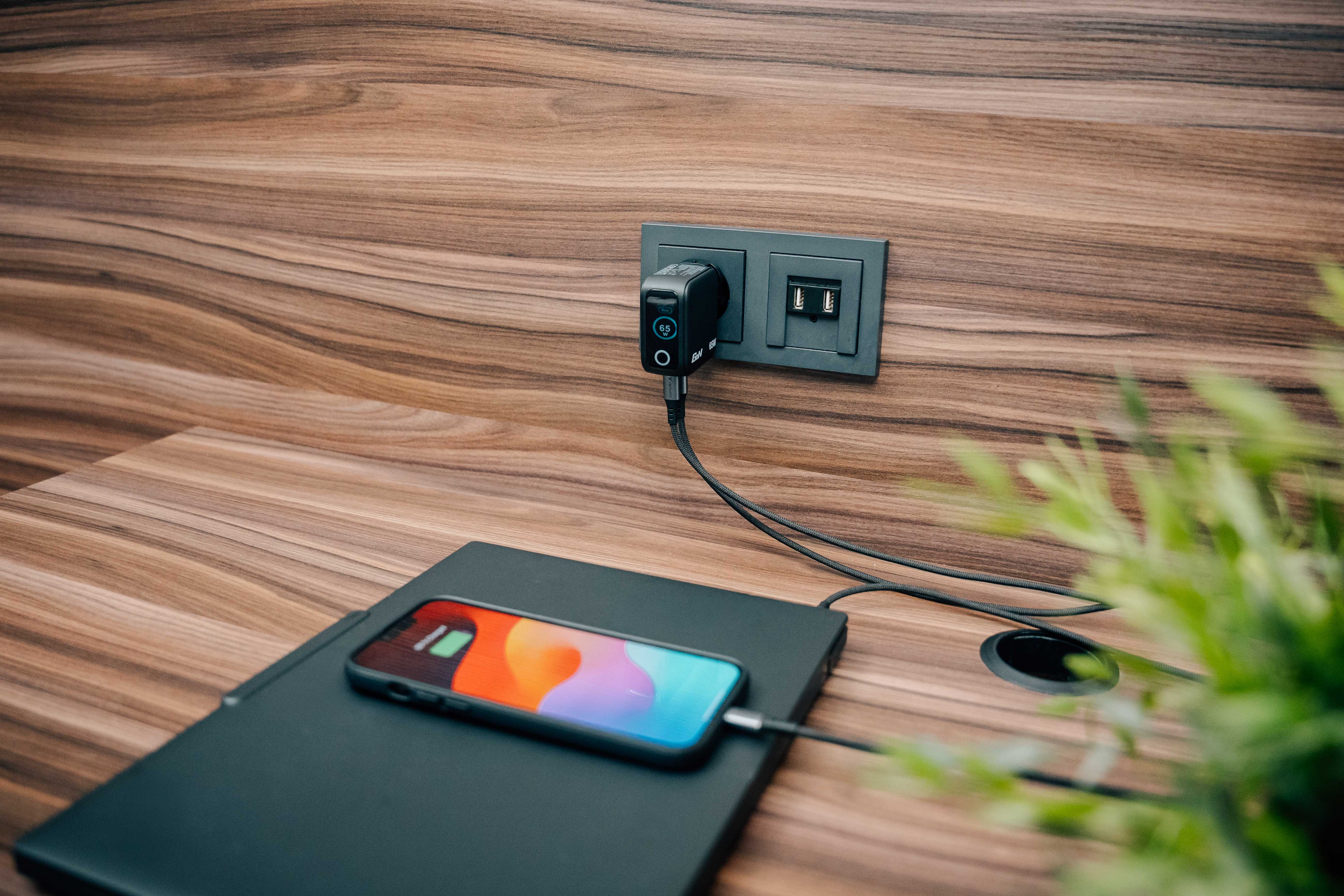Verbatim Mini GaN Charger 3 Port 65W w Display EU/UK/US - Ladegerät, Ansicht 4