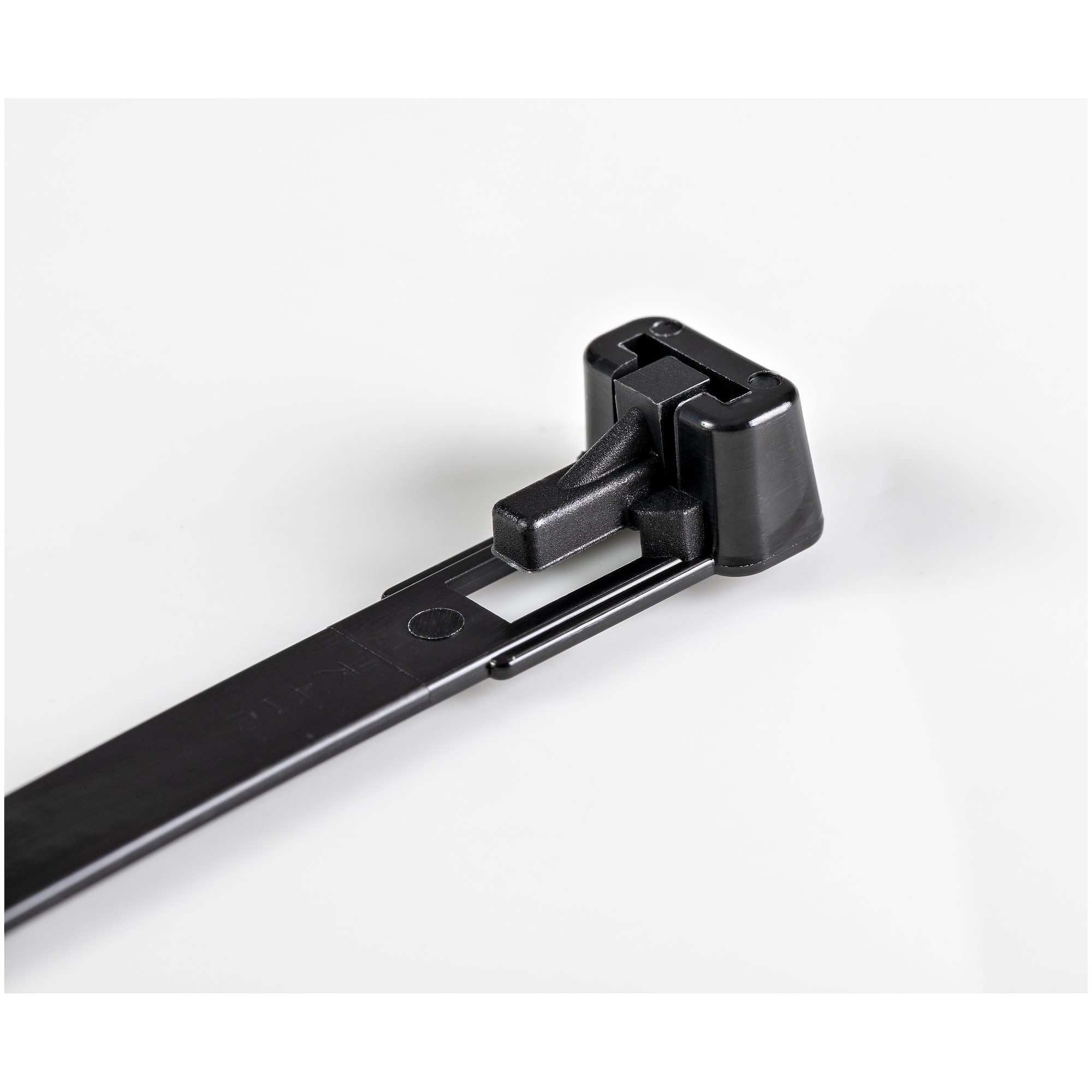StarTech.com 10(25cm) Reusable Cable Ties, 1/4(7mm) wide, 2-1/2(65mm) Bundle Dia. 50lb(22kg) Tensile Strength, Ansicht 4