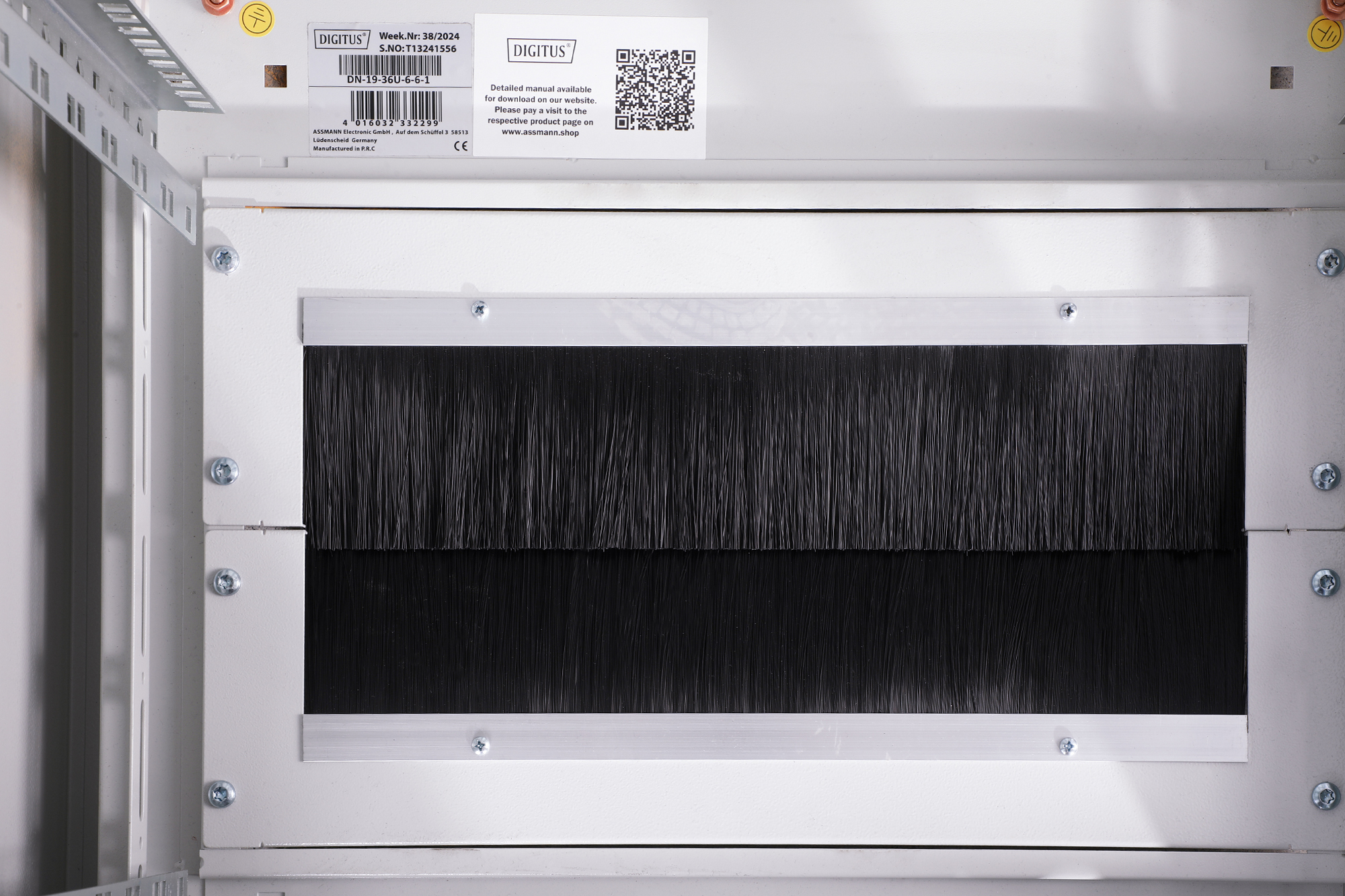 DIGITUS Netzwerkschrank Unique Serie - 600x600 mm (BxT), Ansicht 3