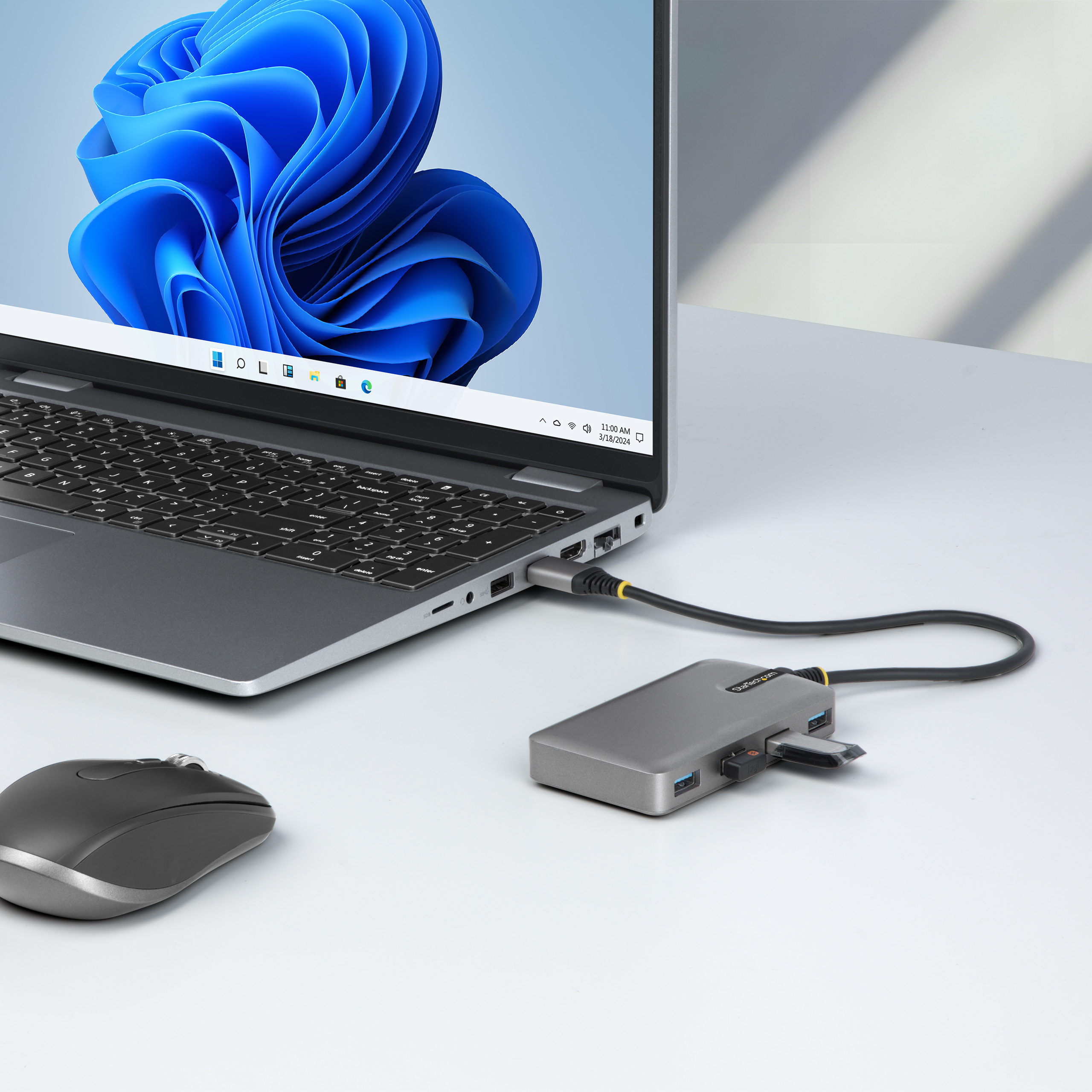 StarTech.com 4-Port USB Hub, USB 3.0 5Gbps, Bus Powered, USB-A to 4x USB-A Hub with Optional Auxiliary Power Input, Ansicht 2