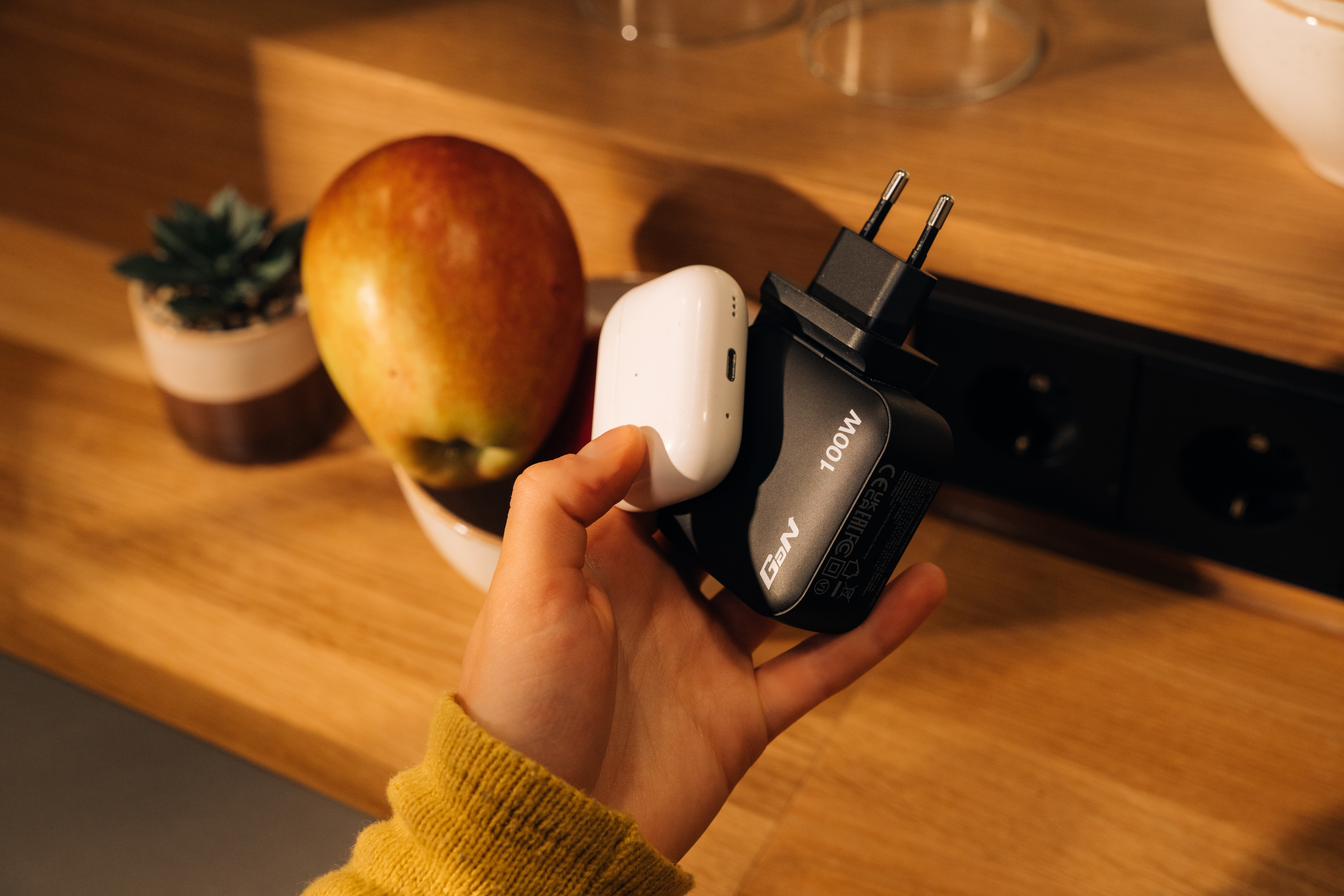 Verbatim Netzteil - GaN - 100 Watt - 5 A - PD 3.0, PD/PPS, QC 4.0 - 4 Ausgabeanschlussstellen (3 x USB-C, USB), Ansicht 2