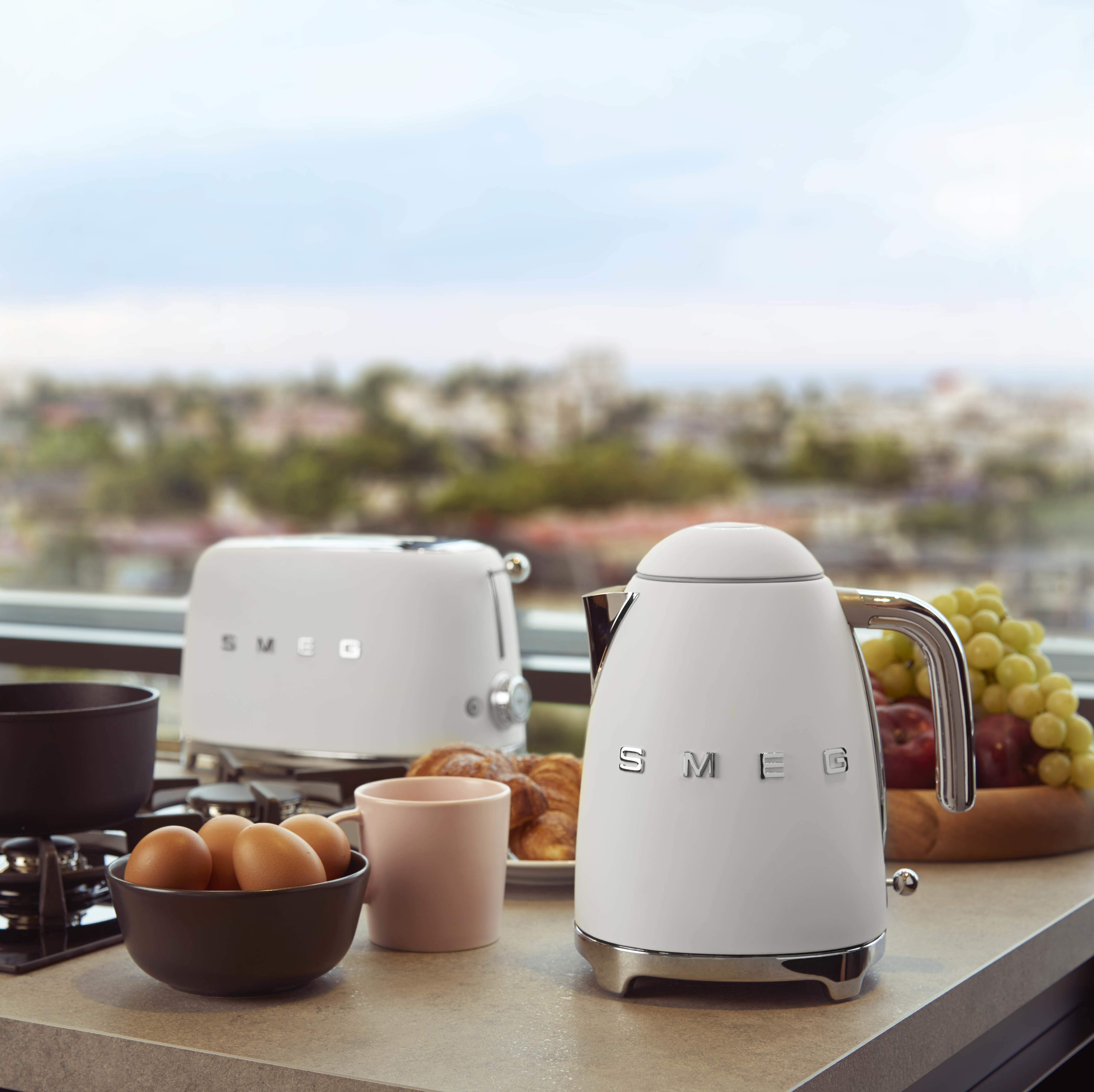 SMEG KLF03WHMEU - 1,7 l - 2400 W - Weiß - Kunststoff - Edelstahl - Wasserstandsanzeige - Überhitzungsschutz, Ansicht 4