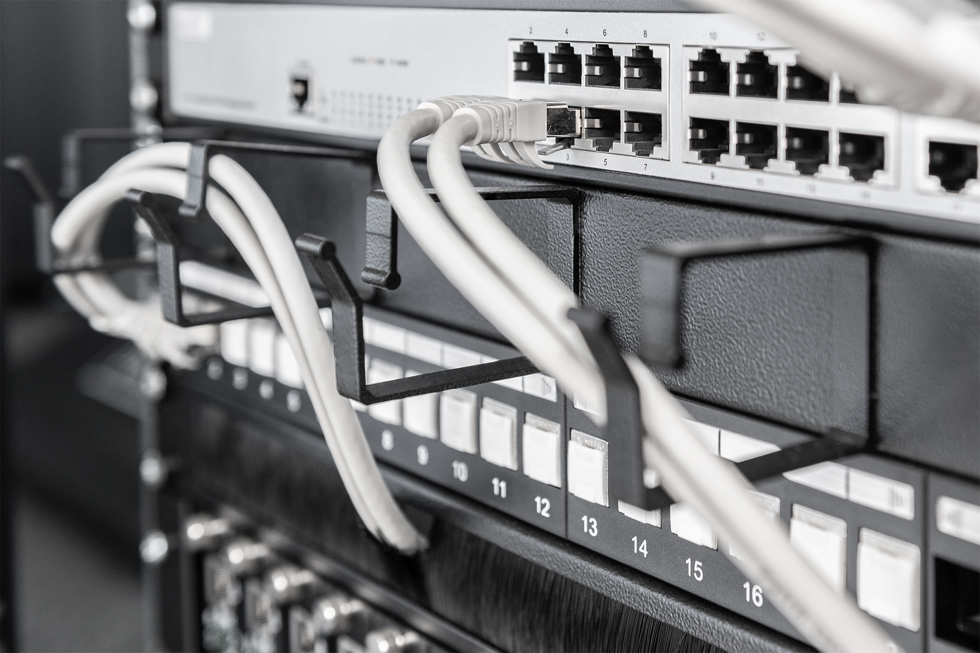 DIGITUS Kabelrangierpanel mit Kabelführungsbügeln für 483 mm (19)-Schränke, 1HE, Ansicht 4