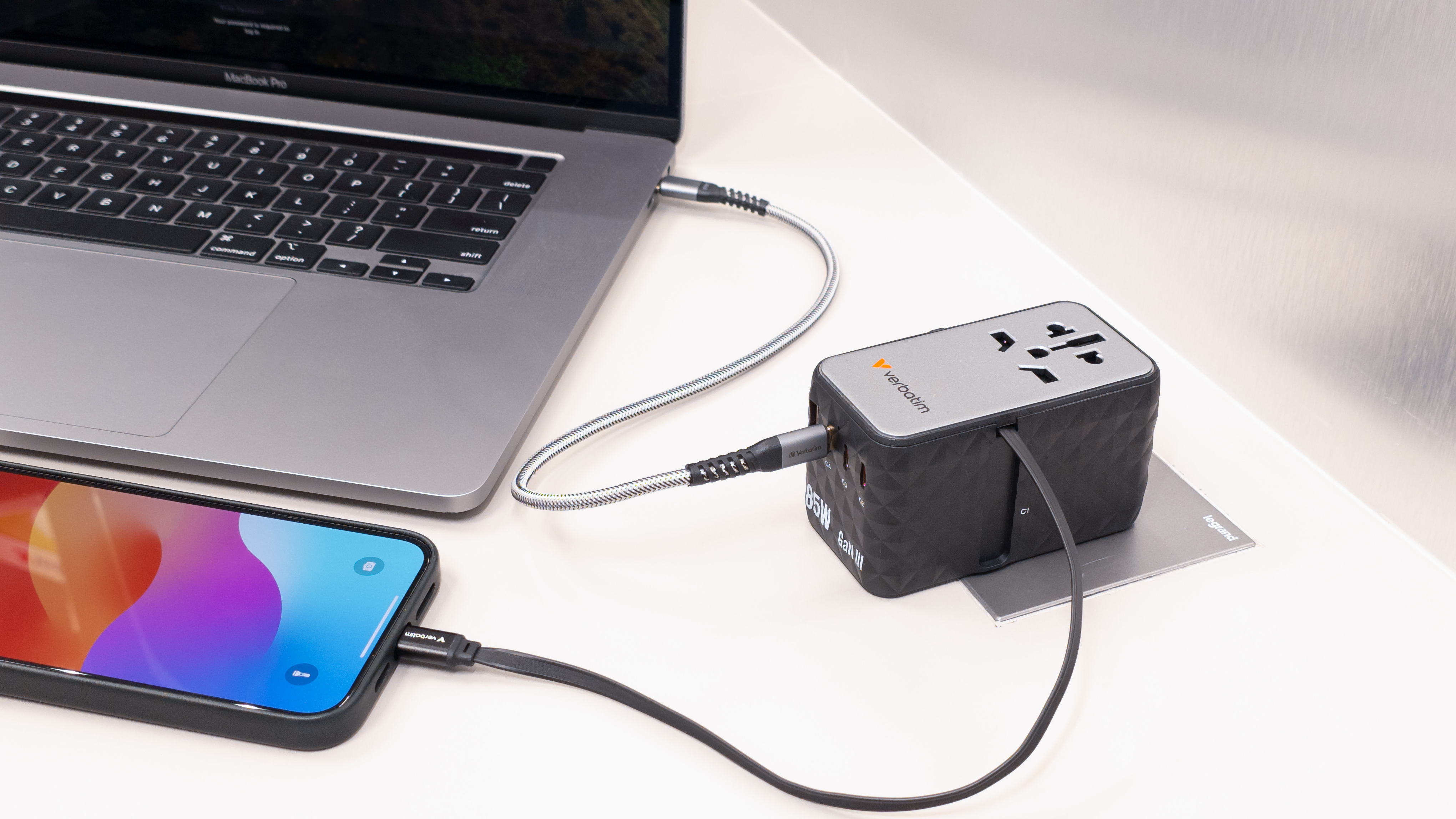 Verbatim Charge 'n' Travel - Netzteil - GaN III, Universal - 85 Watt - 10 A - 4 Ausgänge (24 pin USB-C, USB), Ansicht 4
