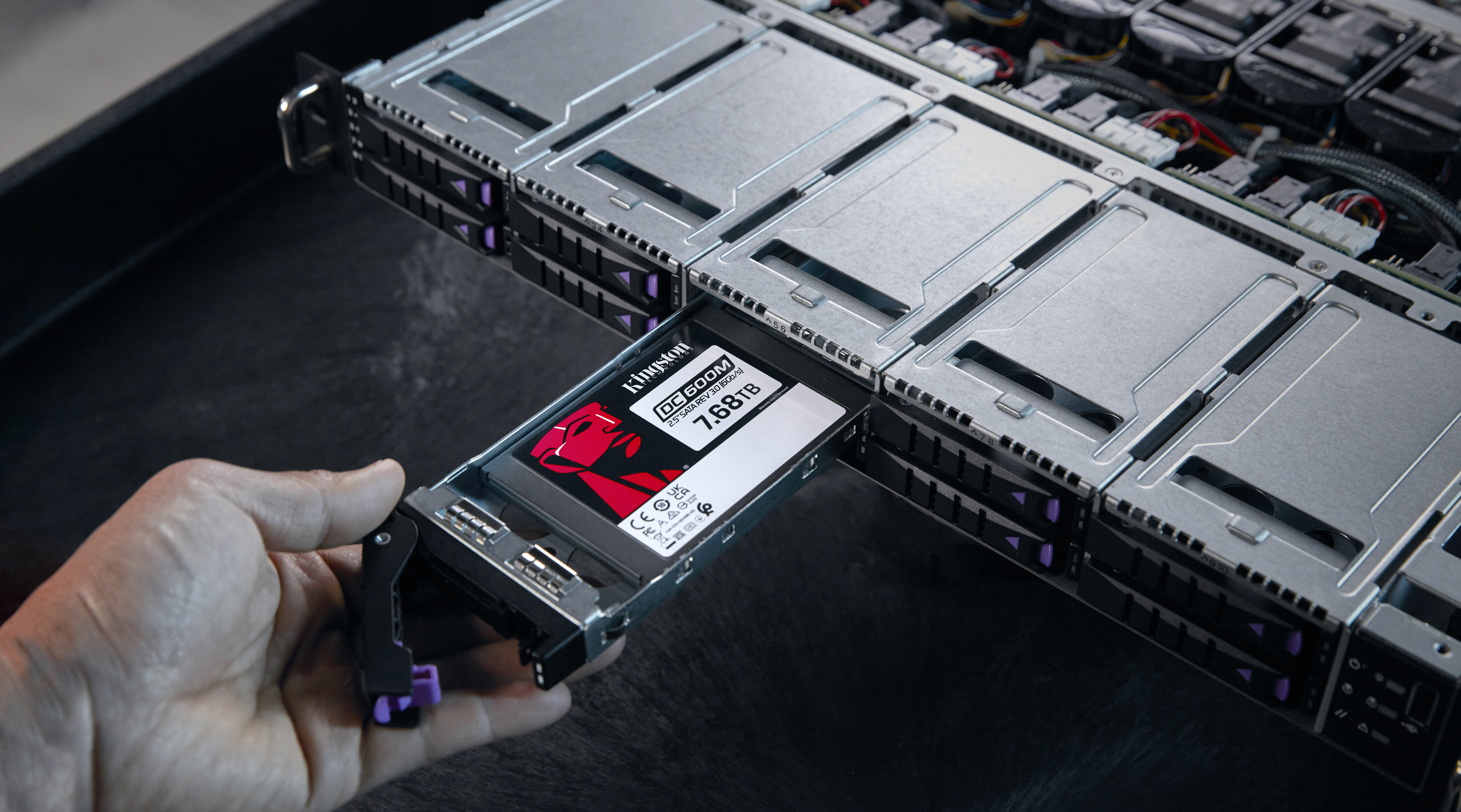 Kingston DC600M - SSD - Mixed Use - verschlüsselt - 7.68 TB - intern - 2.5 (6.4 cm), Ansicht 4