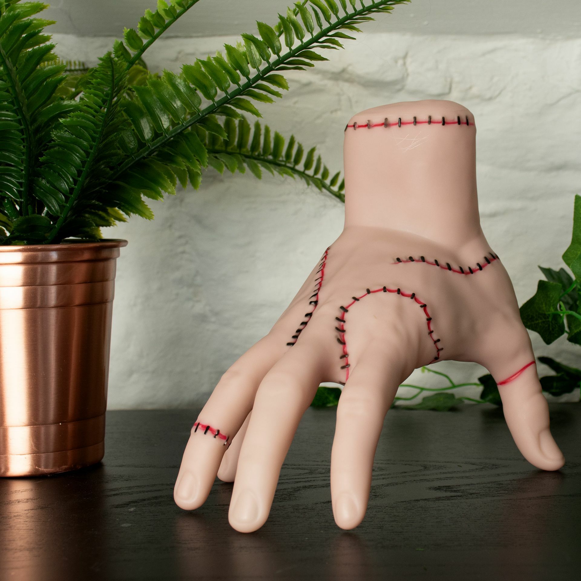 Thumbs Up ! Tischlampe - Wednesday - die kalte Hand, Ansicht 3