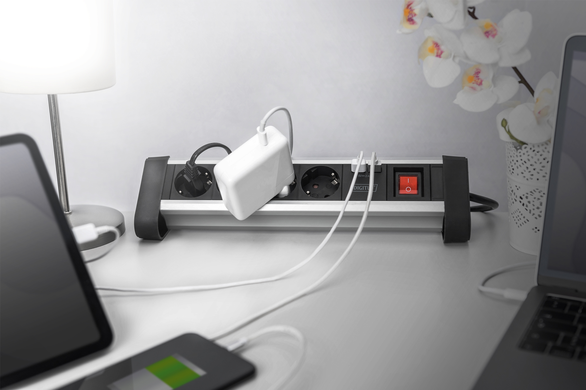 DIGITUS 4-fach Office-Steckdosenleiste mit 2x USB-Anschlüssen, Ansicht 3