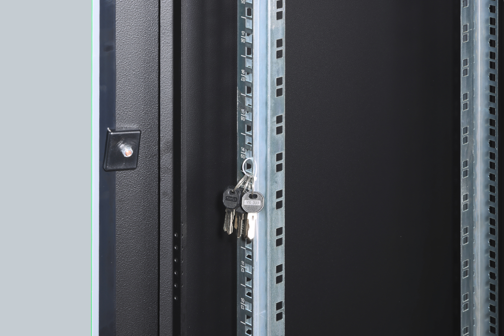 DIGITUS Netzwerkschrank Unique Serie - 600x600 mm (BxT), Ansicht 2