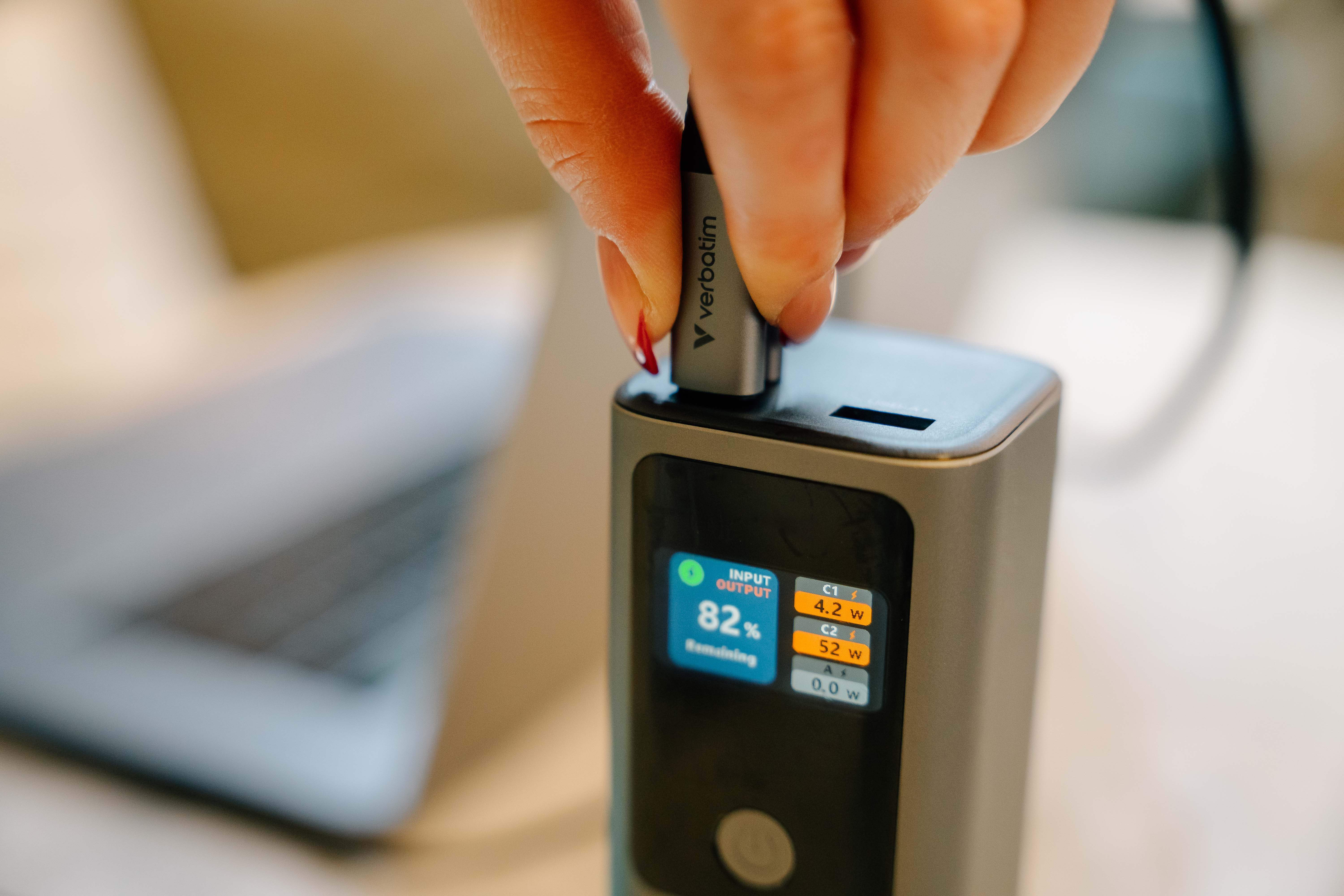 Verbatim Charge 'n' Go - Induktive Power Bank - 27000 mAh - 65 Watt - Fast Charge - 3 Ausgabeanschlussstellen, Ansicht 2