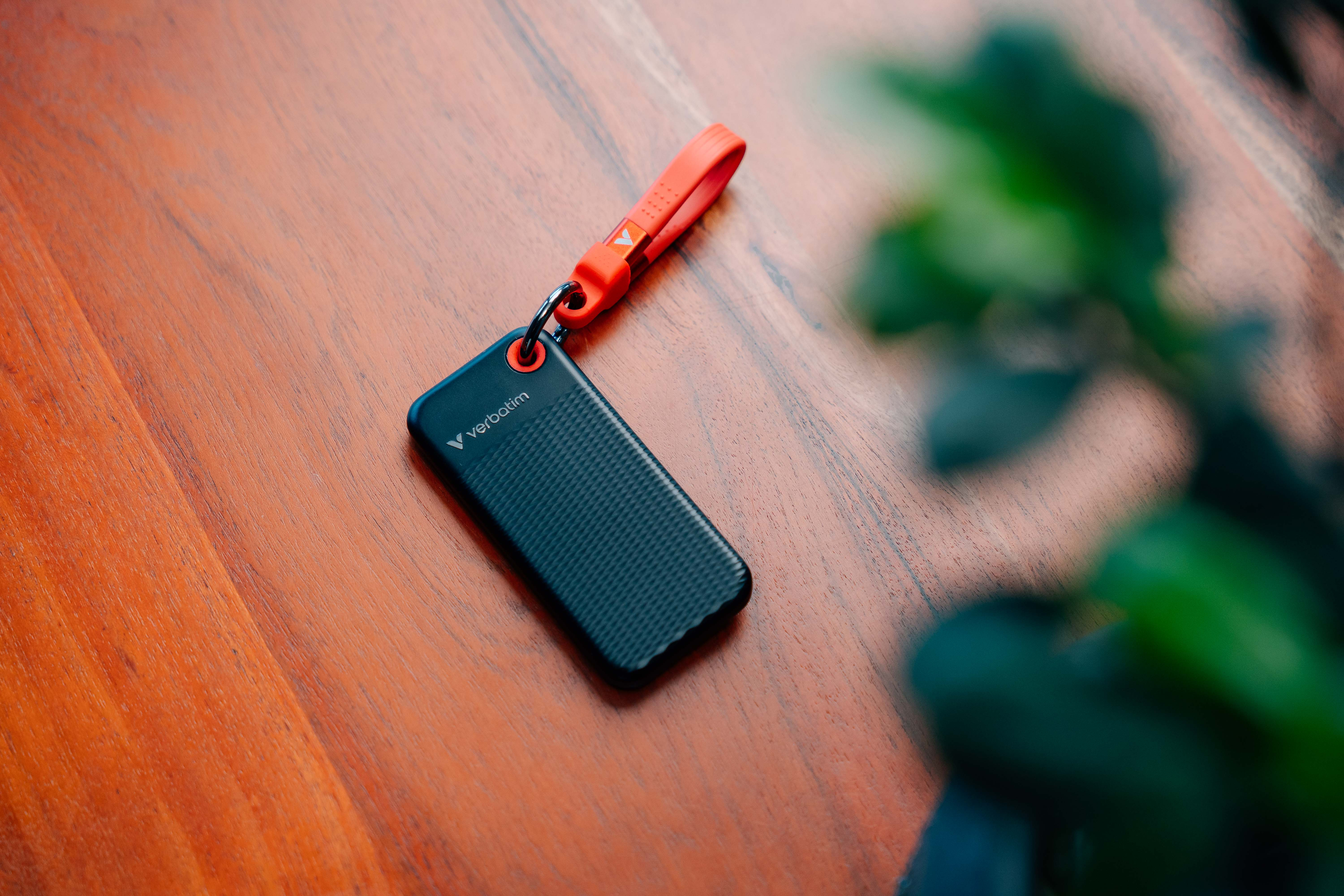 Verbatim Pocket - SSD - 1 TB - Schlüsselanhänger mit Kabelbefestigung - extern (tragbar) - Schwarz-Rot, Ansicht 3