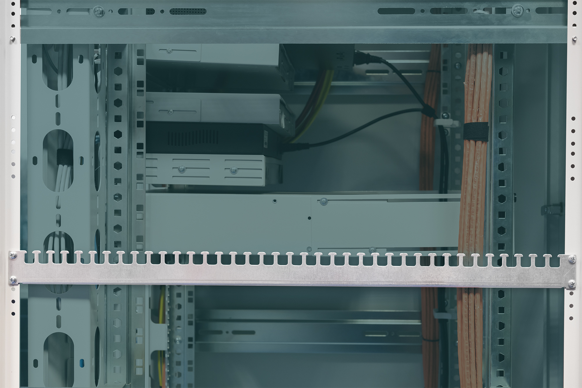 DIGITUS Kabelabfangschienen für 483 mm (19)-Schränke der Unique & Dynamic Basic Serie, Ansicht 2