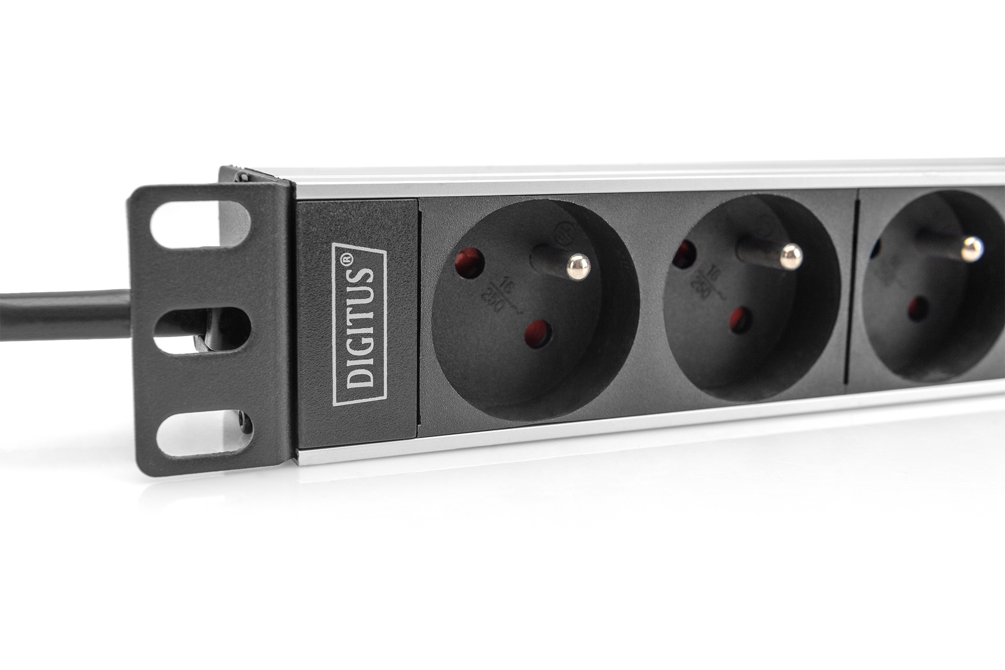 DIGITUS 10 Steckdosenleiste mit Aluminiumprofil, 4-fach CEE 7/5 Steckdosen, Ansicht 4