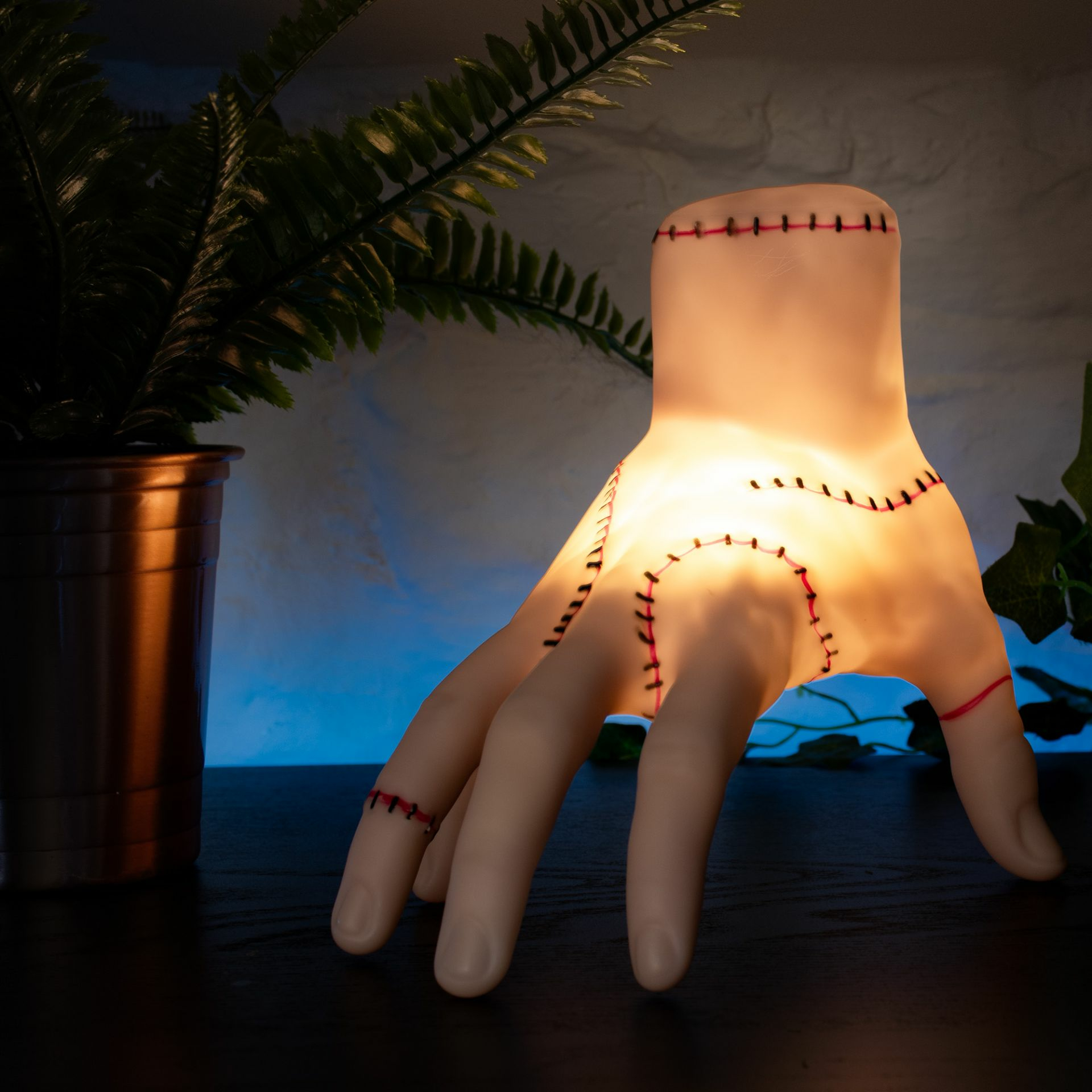 Thumbs Up ! Tischlampe - Wednesday - die kalte Hand, Ansicht 2