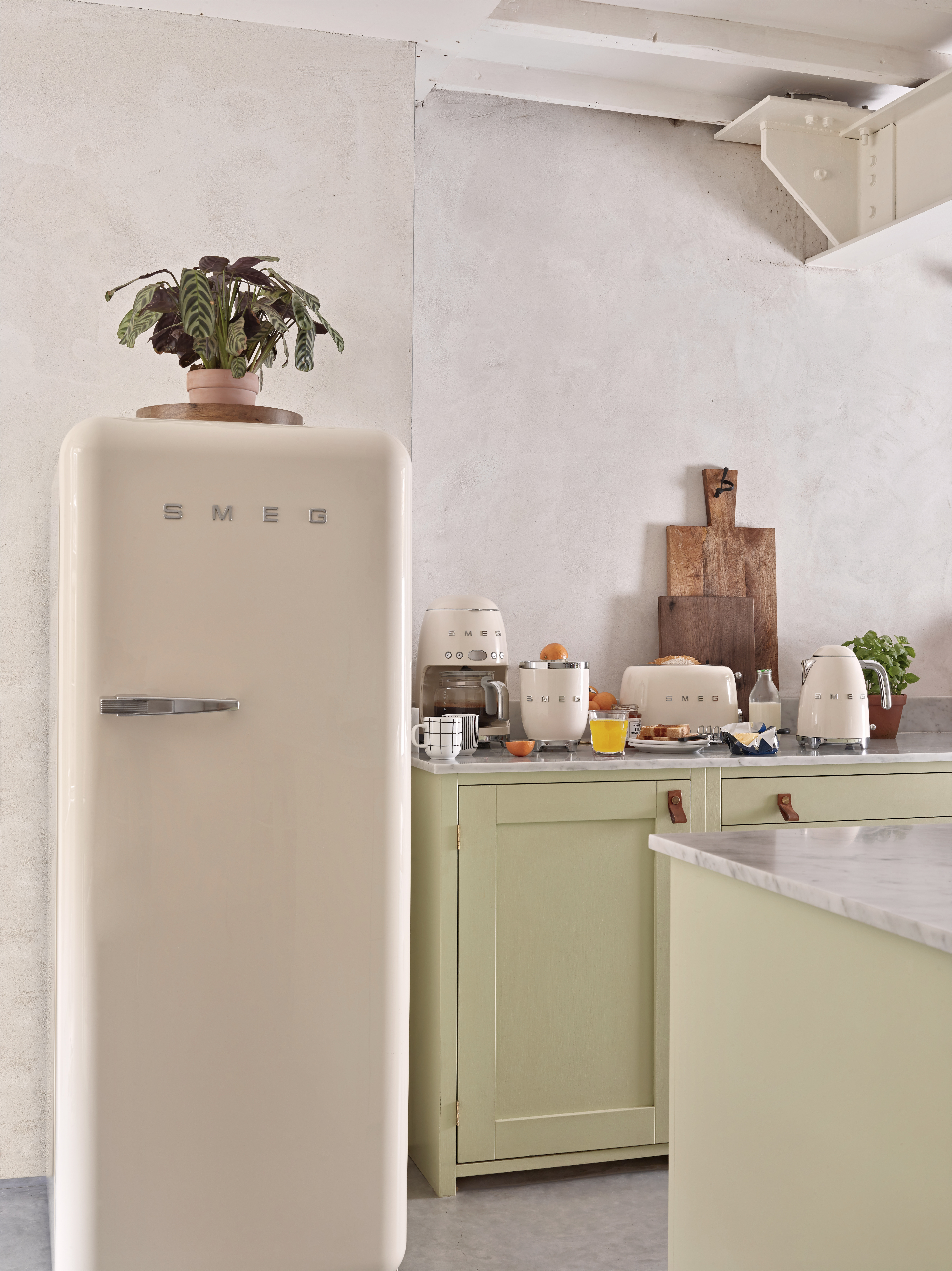 SMEG KLF03CREU - 1,7 l - 2400 W - Cremefarben - Kunststoff - Edelstahl - Wasserstandsanzeige - Überhitzungsschutz, Ansicht 2