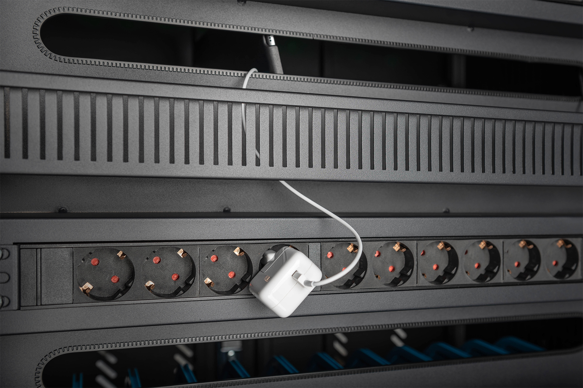 DIGITUS Rack Ladeschrank 15.6 USB-C 30 Ladestat. - 15,6, Ansicht 4