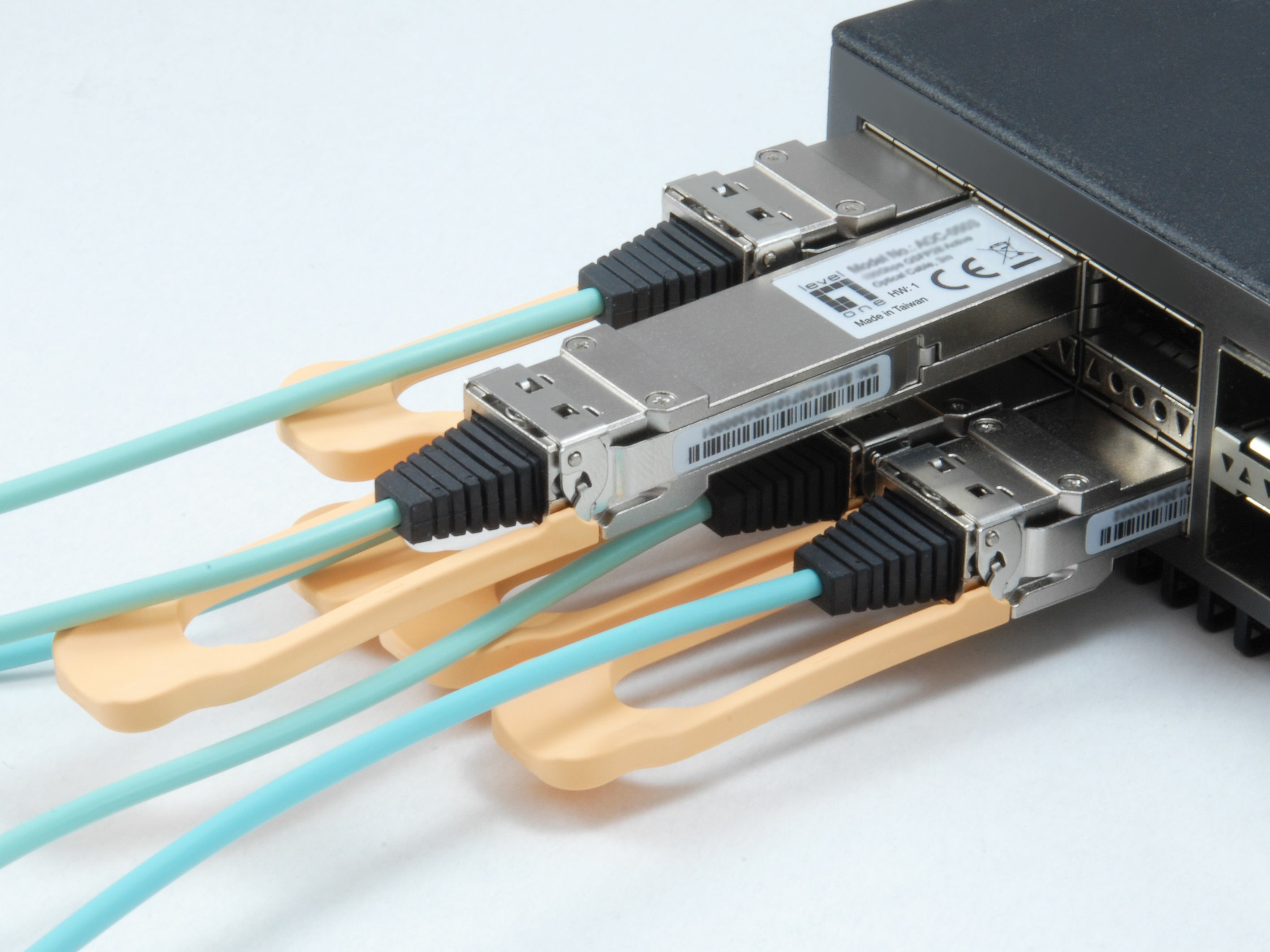 LevelOne 100GBase-AOC Direktanschlusskabel - QSFP28 zu SFP28 - 2 m - Glasfaser - IEEE 802.3bm - Active Optical Cable, Ansicht 3