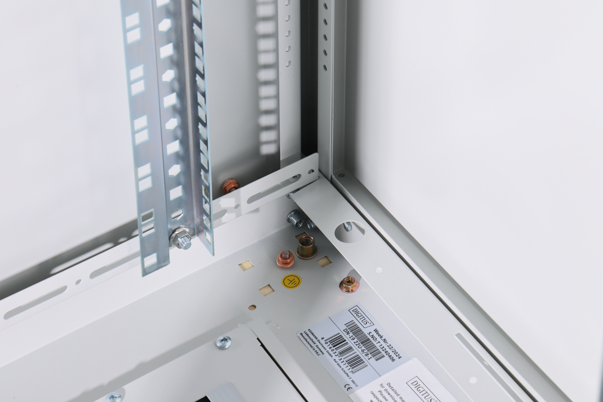 DIGITUS Netzwerkschrank Unique Serie - 600x800 mm (BxT), Ansicht 2