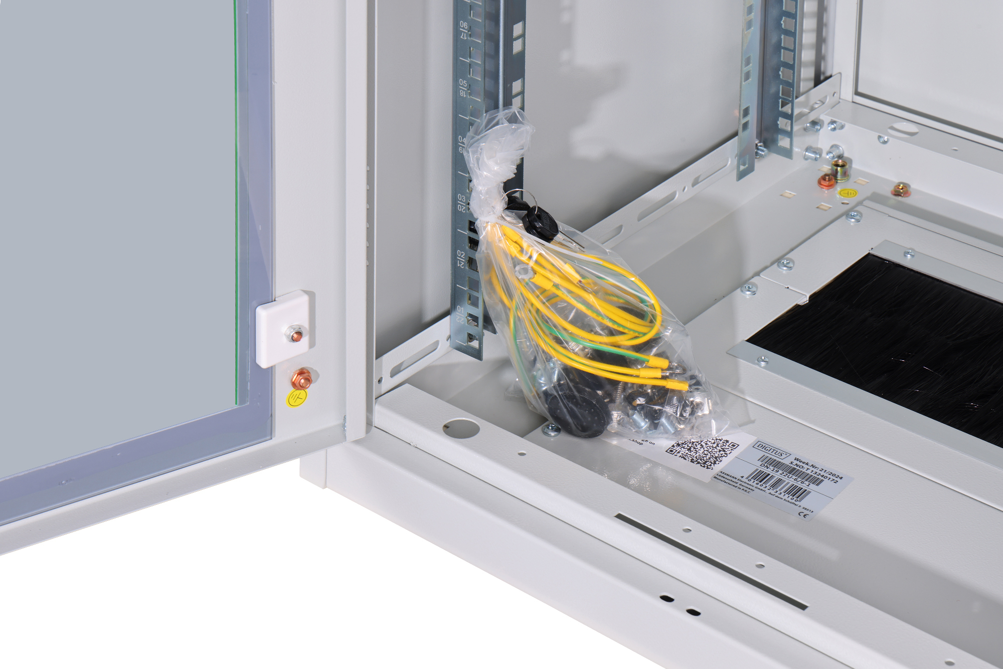 DIGITUS Netzwerkschrank Unique Serie - 600x600 mm (BxT), Ansicht 3