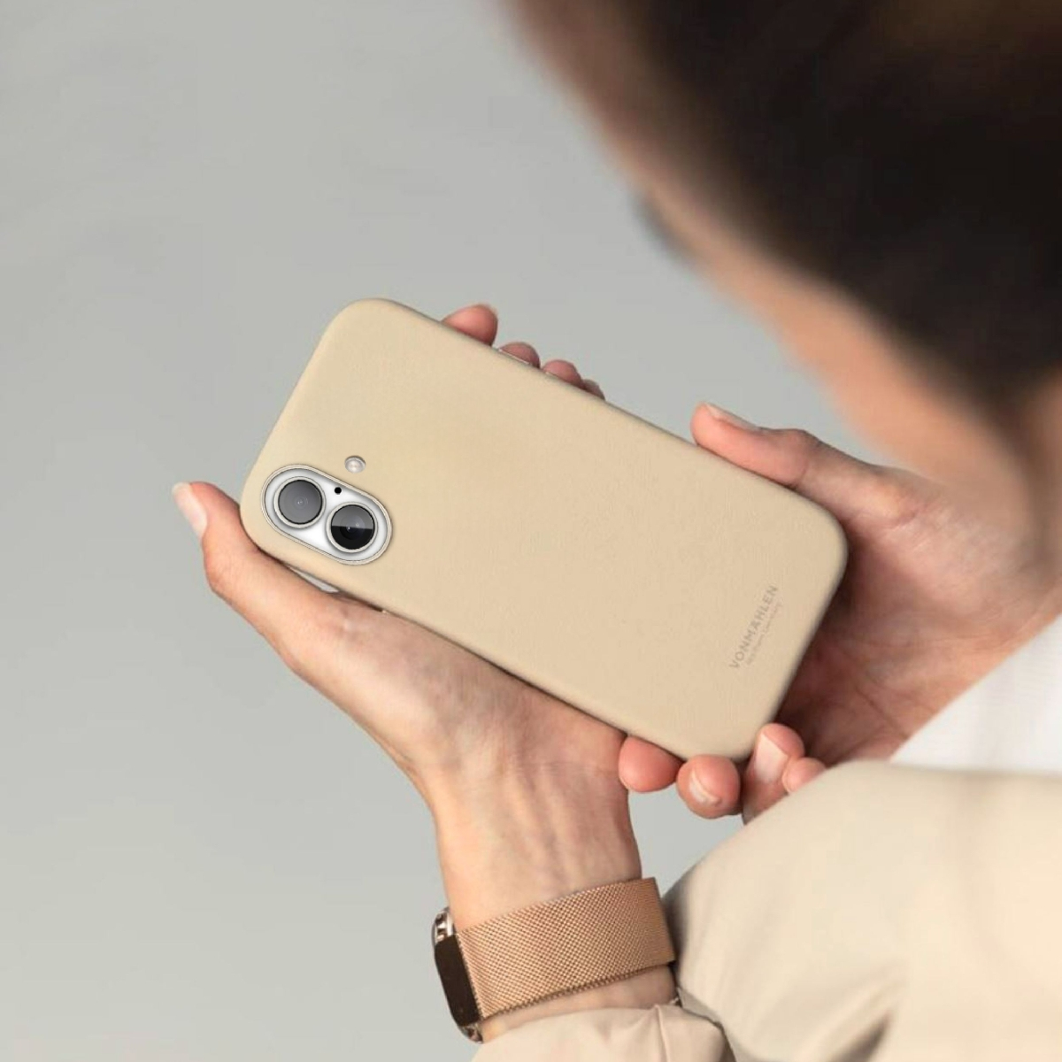 Vonmählen Kunstleder-Case für iPhone 16 Plus beige, Ansicht 3