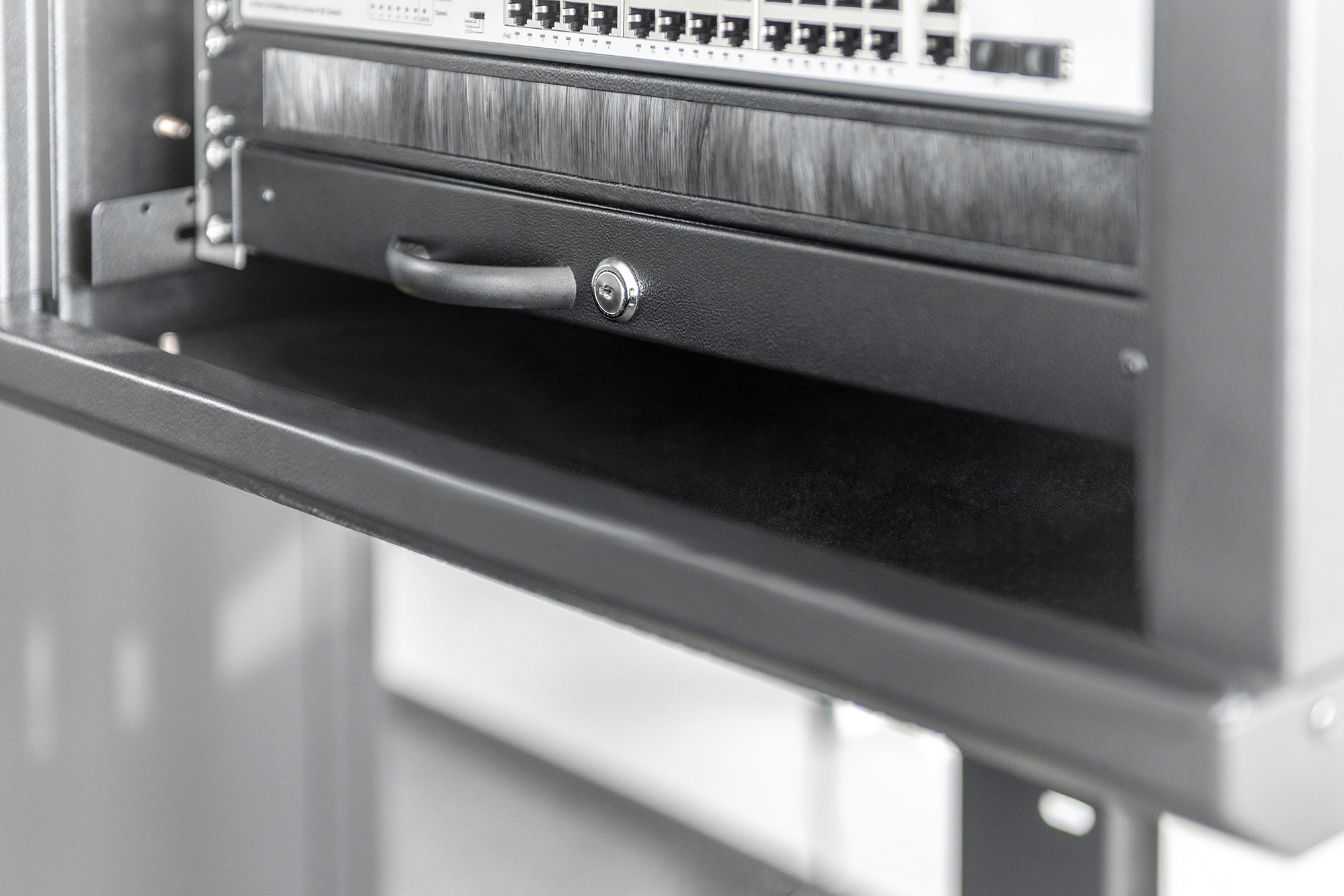 DIGITUS Tastatureinschub & Dokumentenablage für 483 mm (19)-Schränke, Ansicht 3