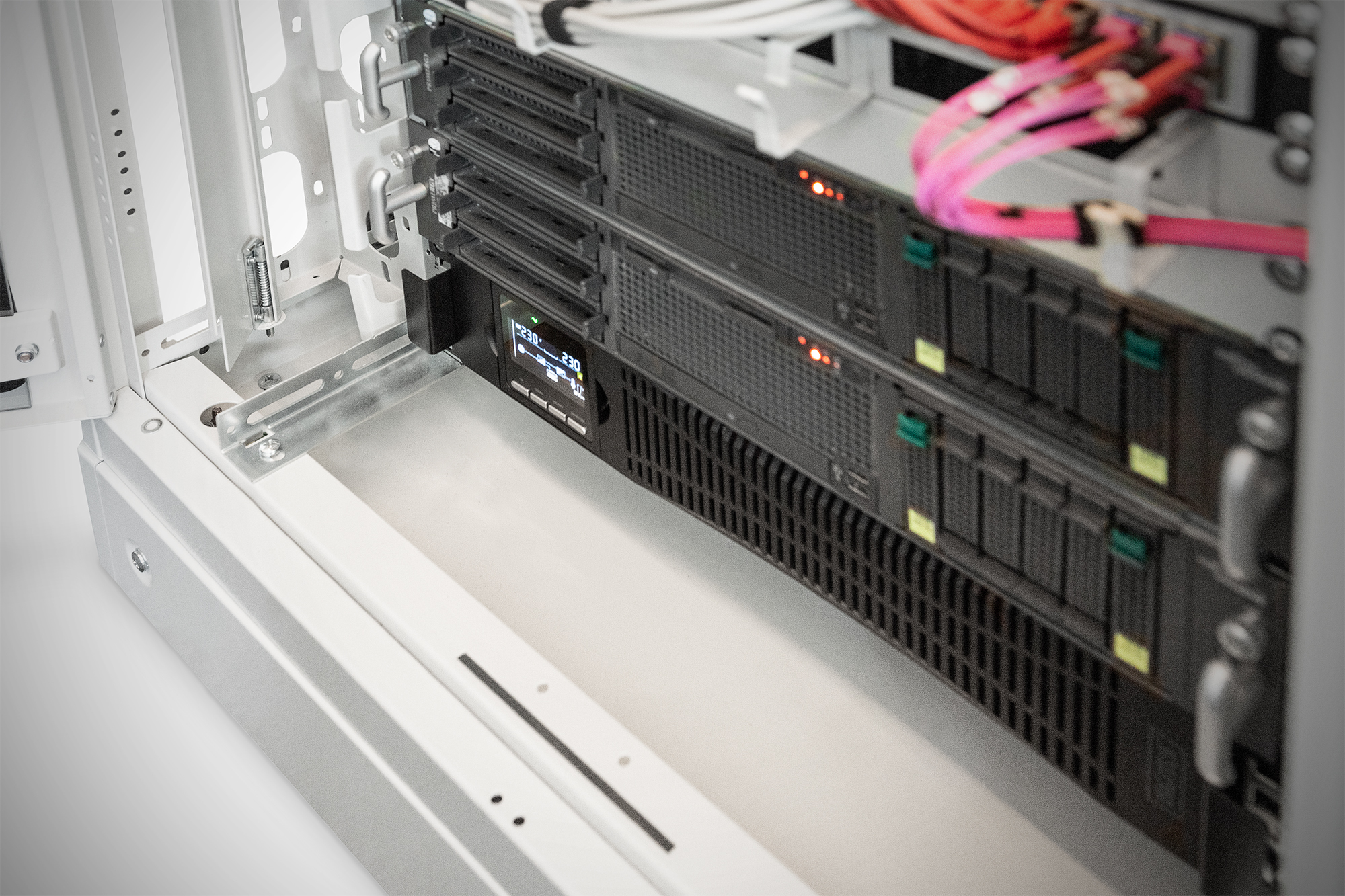 DIGITUS OnLine USV-System, 3000 VA / 3000 W, Ansicht 3